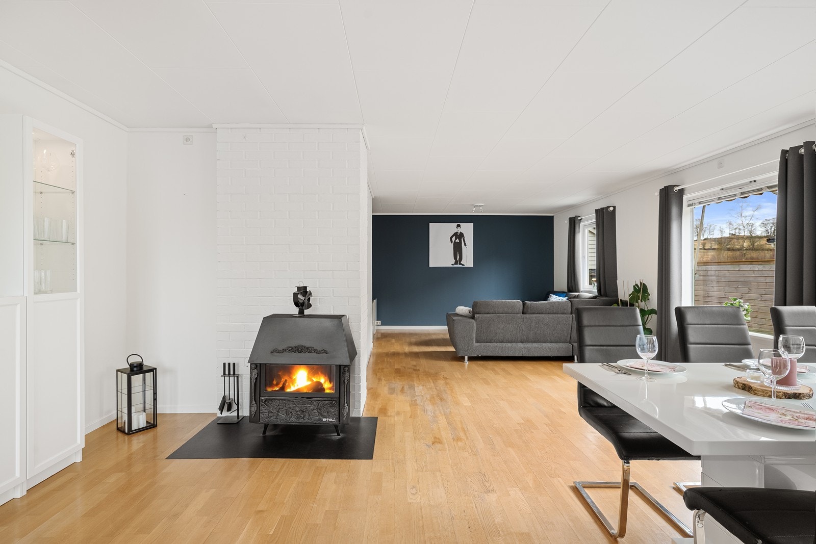 Stue med både peis for stemning og varmepumpe for jevn varme. Galleribilde