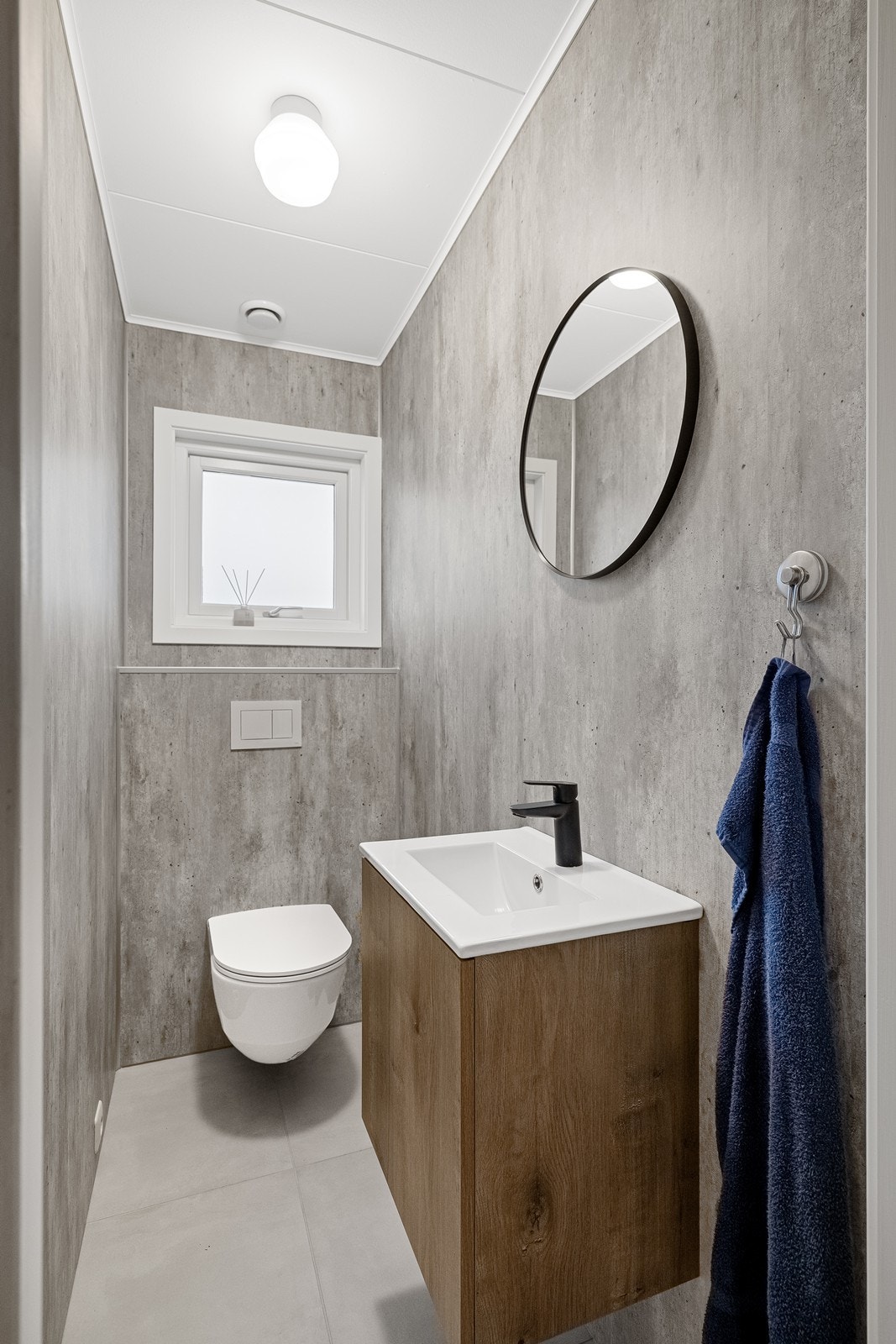 Toalettrom med flislagt gulv og baderomspanel på veggene, renovert i 2025. Galleribilde