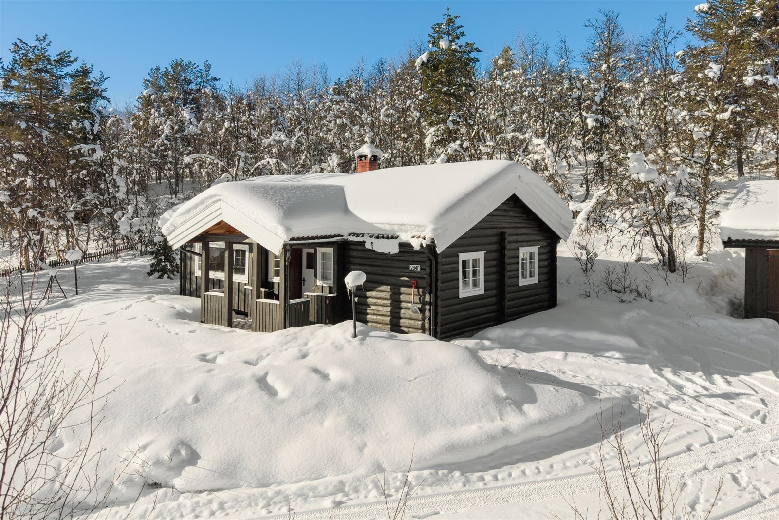 Eiendommen ligger i naturskjønne omgivelser, perfekt for deg som ønsker ro og nærhet til naturen. Galleribilde