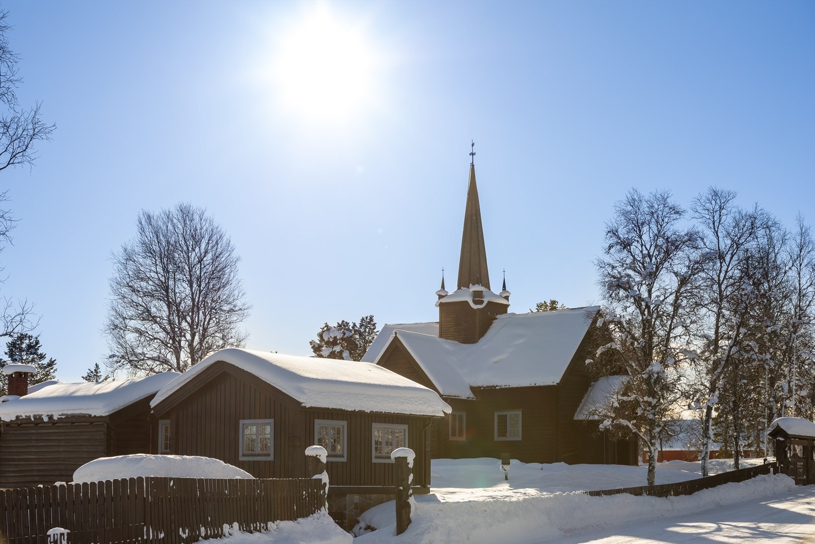 Blant lokale severdigheter kan nevnes Helvete i Espedalen med Europas største jettegryter, Prinsehytta med kongelig tilknytning og Skåbu kirke. Galleribilde