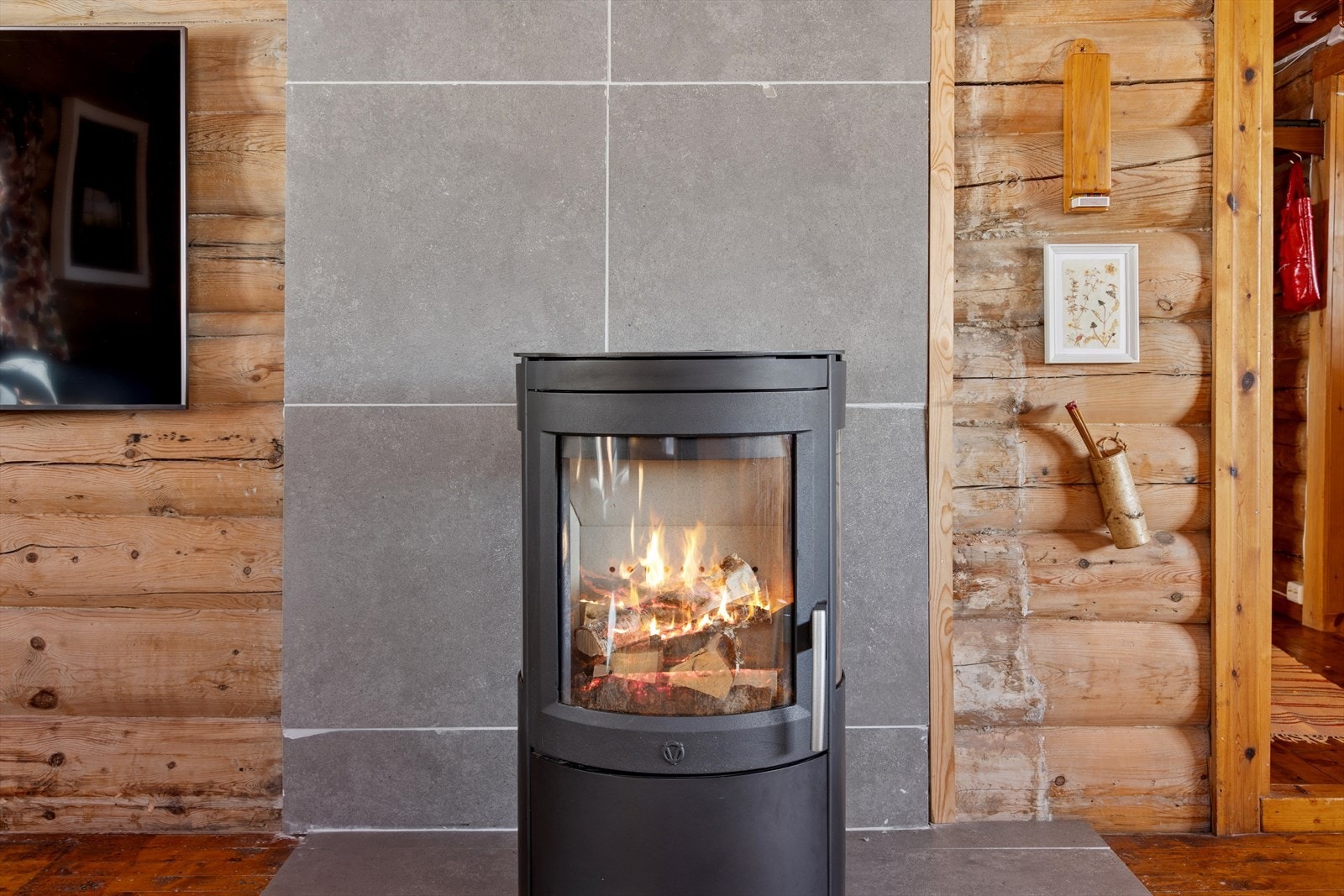 Ny vedovn er montert i selgers eiertid. Galleribilde