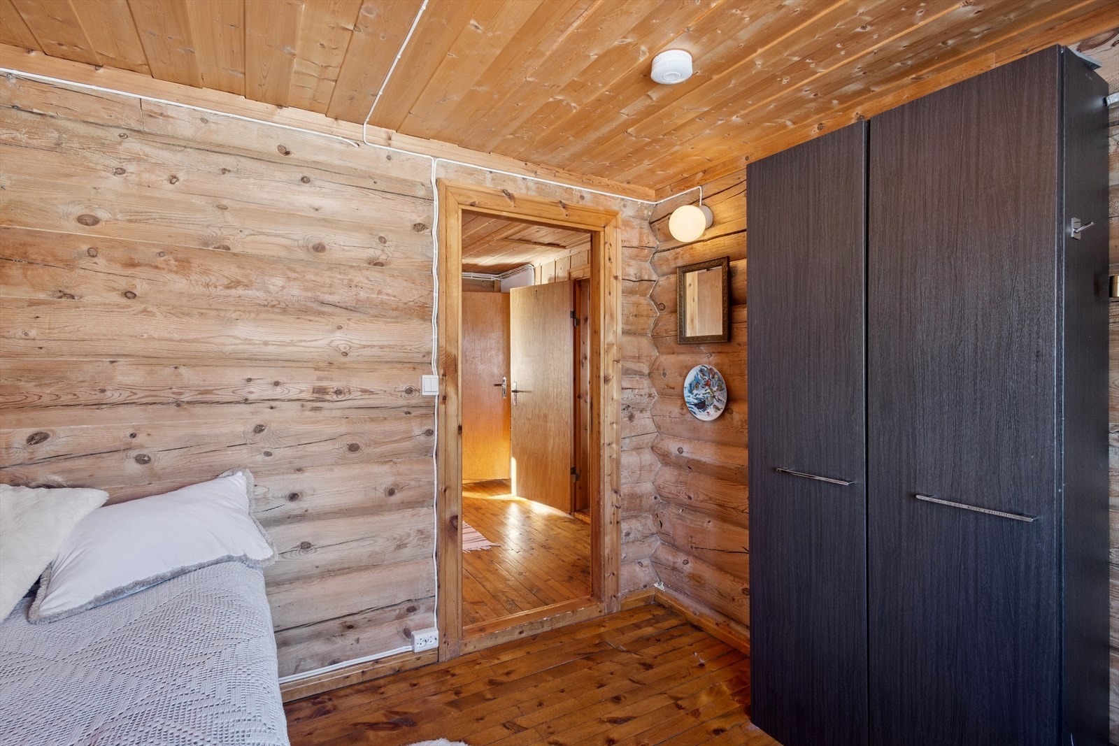 Begge rom innredet med garderobeskap. Galleribilde