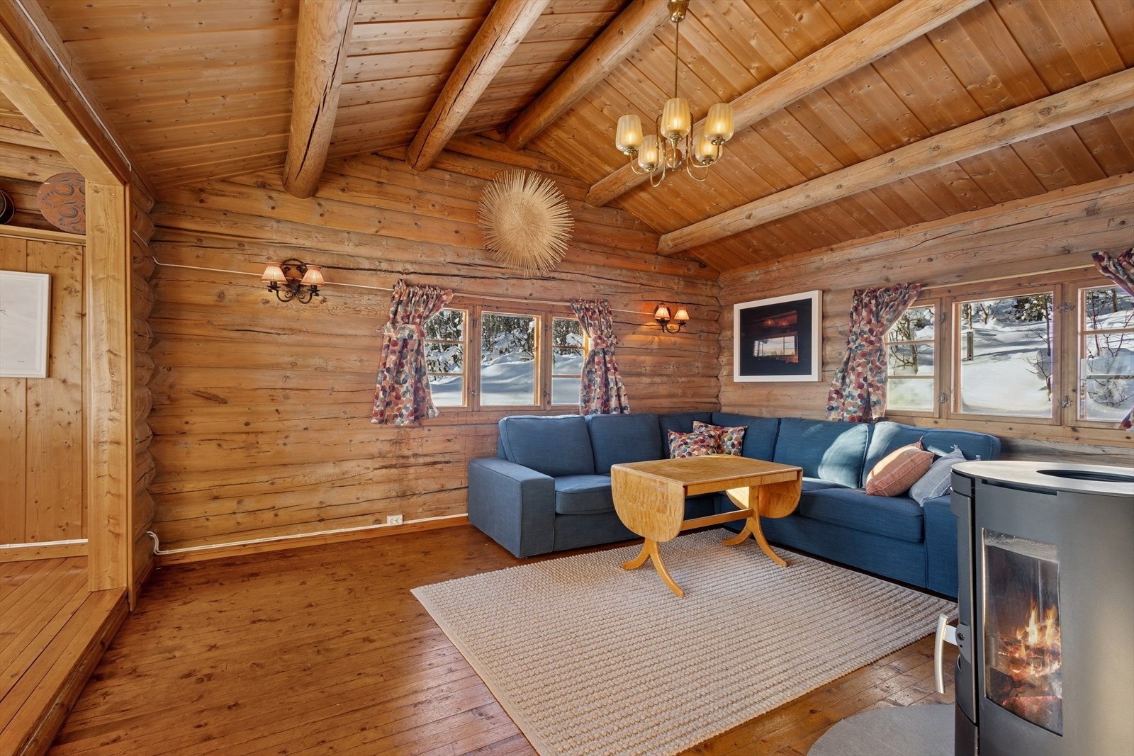 Boligen strekker seg over ett praktisk plan med god planløsning og standard fra byggeår. Galleribilde