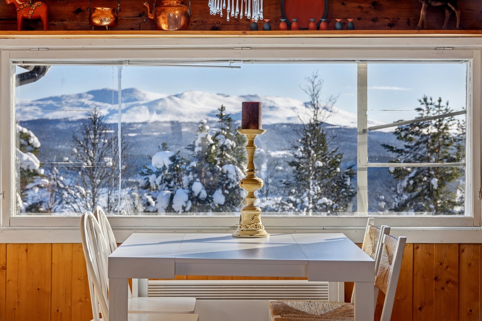 Hytta ligger fint til i et naturskjønt landskap omgitt av fjell, skog og flott utsikt mot fjellformasjonene. Galleribilde