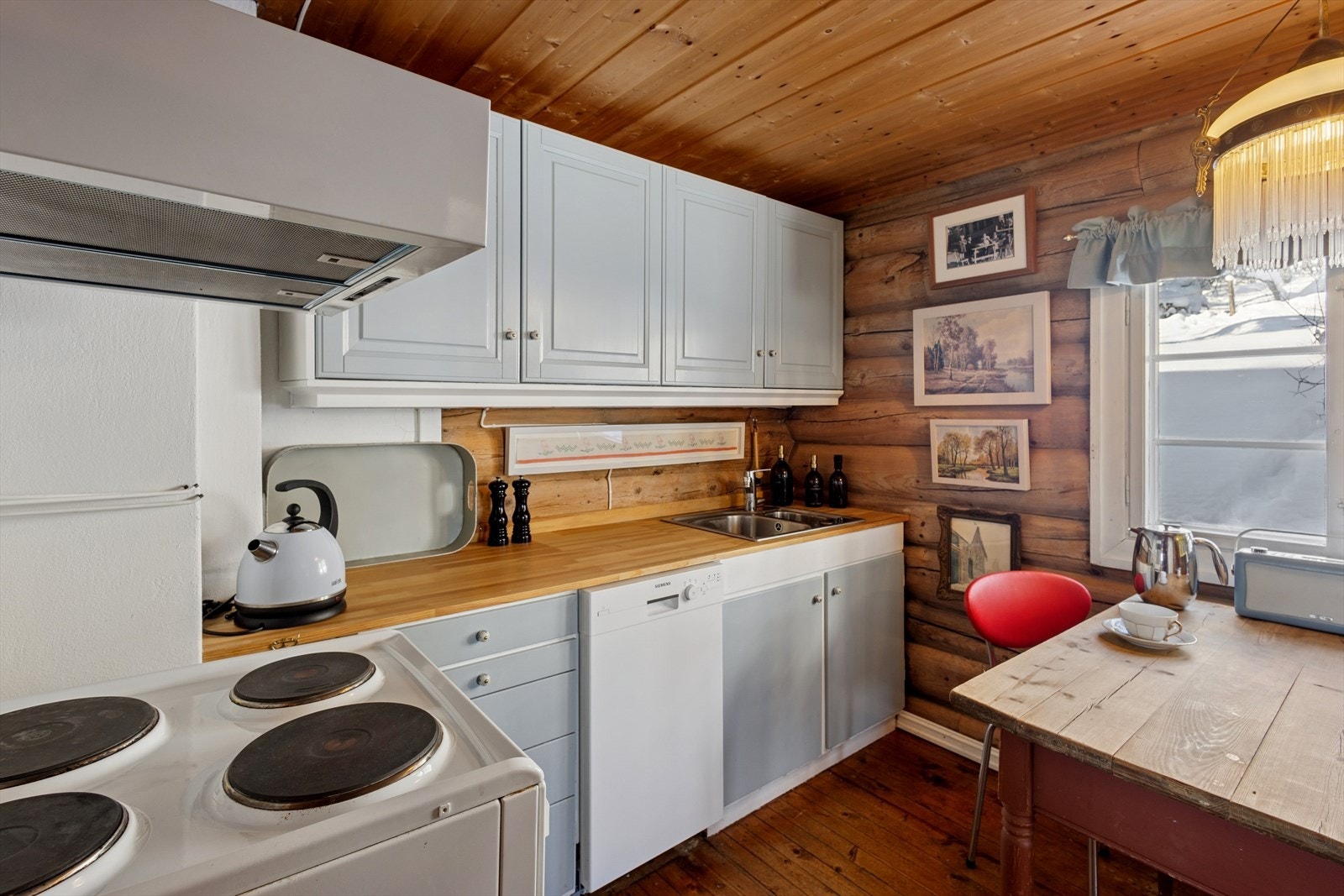 Kjøkken er sentrert i boligen og har enkel tilgang fra samtlige rom. Galleribilde