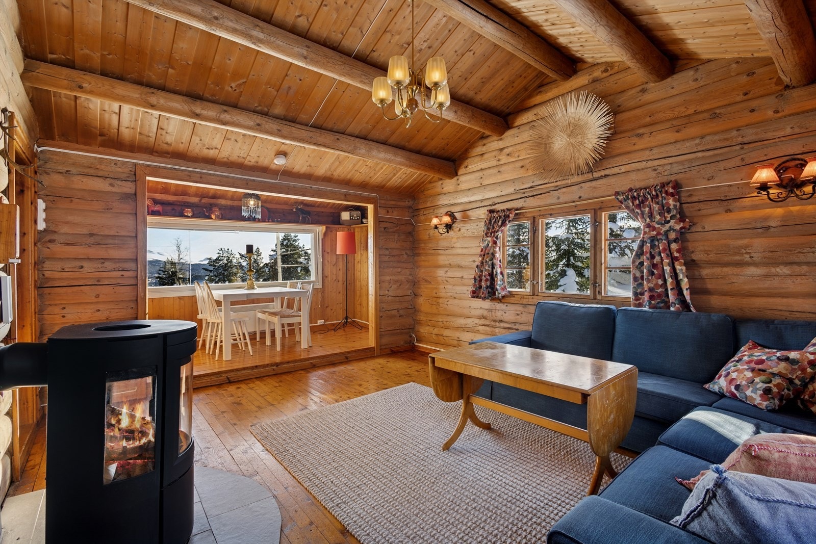 El-anlegg og sikringsskap ble oppgradert i 2018. Det er også montert nye varmeovner med fjernstyring i selgers eiertid. Galleribilde