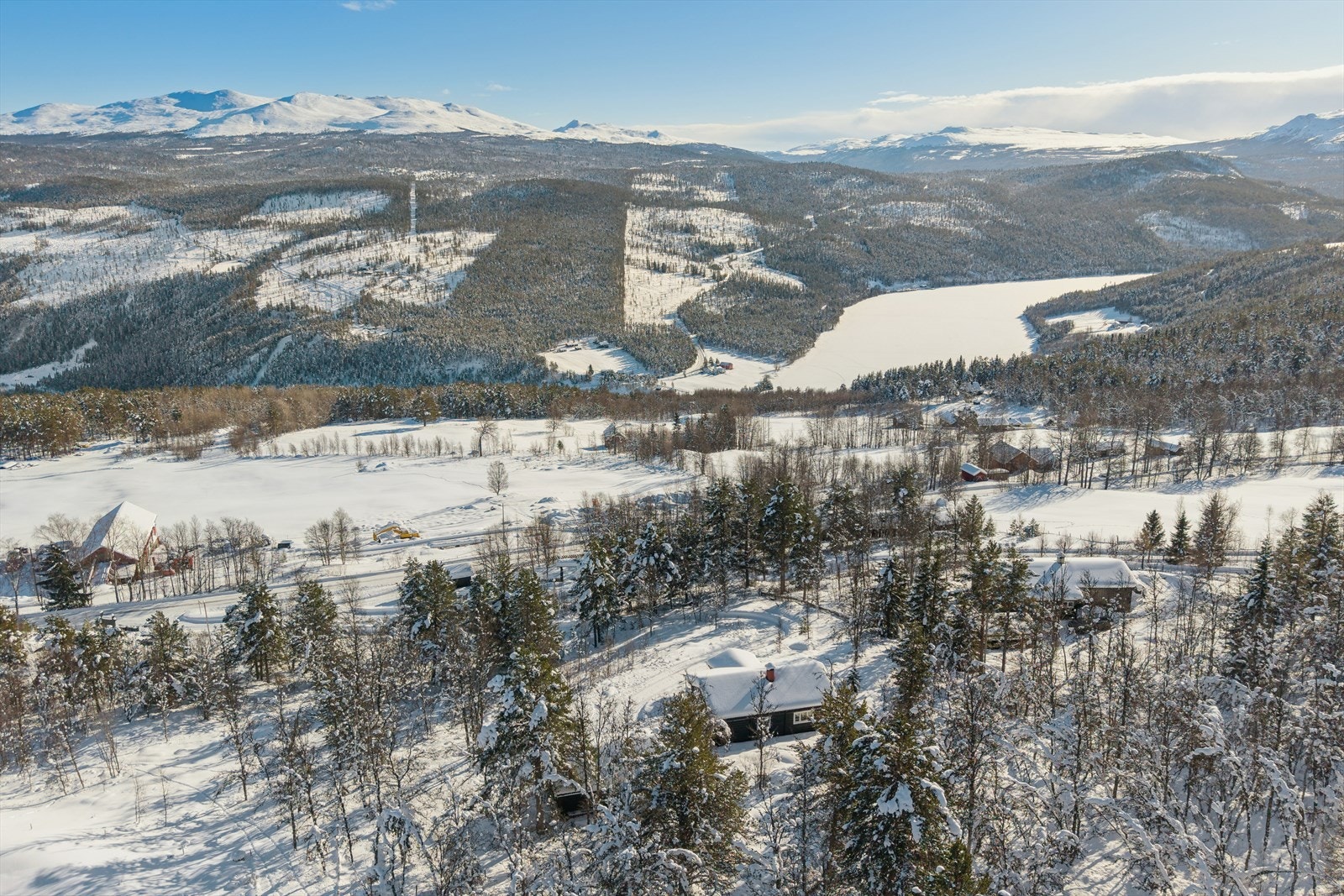 Eiendommen ligger i den idylliske fjellbygda Skåbu i Nord-Fron kommune, kjent for sin fredelige atmosfære og spektakulære natur. Galleribilde