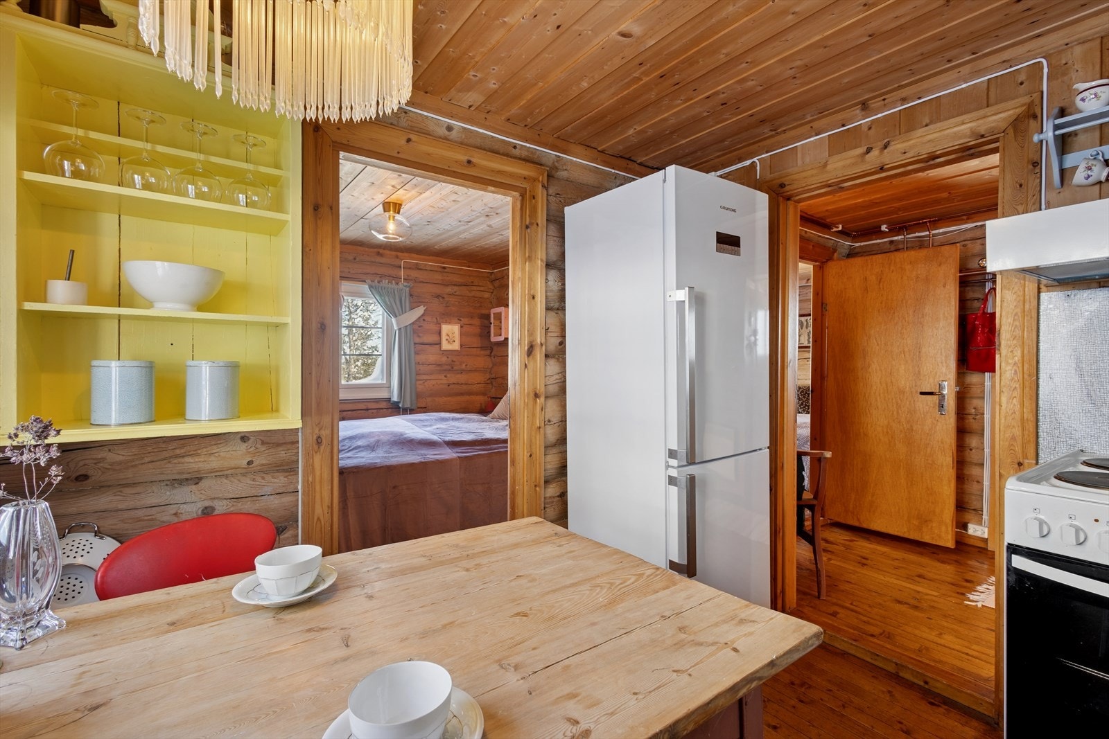 Kjøkken mot soverom og gang. Galleribilde