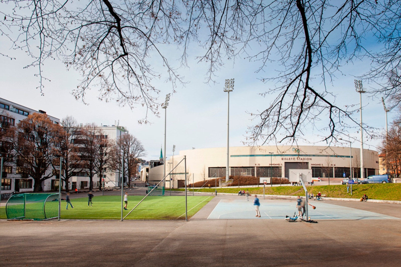 Bislett stadion ligger like ved og er kjent for både friidrett og fotball. Området rundt preges av urbane gater, parker, lekeplasser, treningssentre og koselige kafeer som gir en livlig byfølelse. Galleribilde