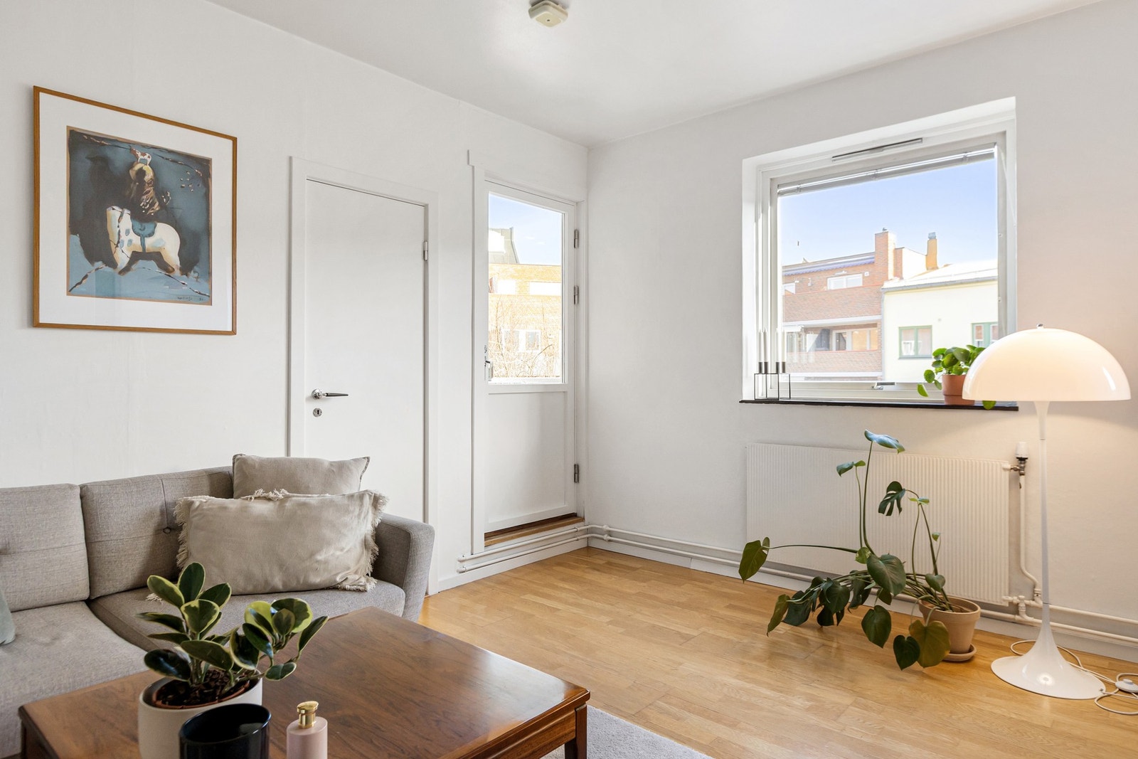 Fra stuen er det direkte utgang til leilighetens balkong. Galleribilde