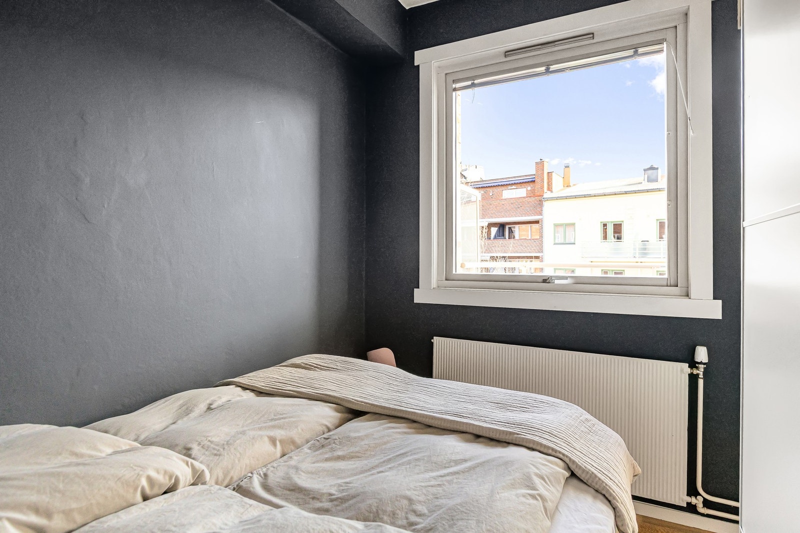 En stor vindusflate sørger for godt med naturlig dagslys og gir rommet en lys og luftig atmosfære. Galleribilde