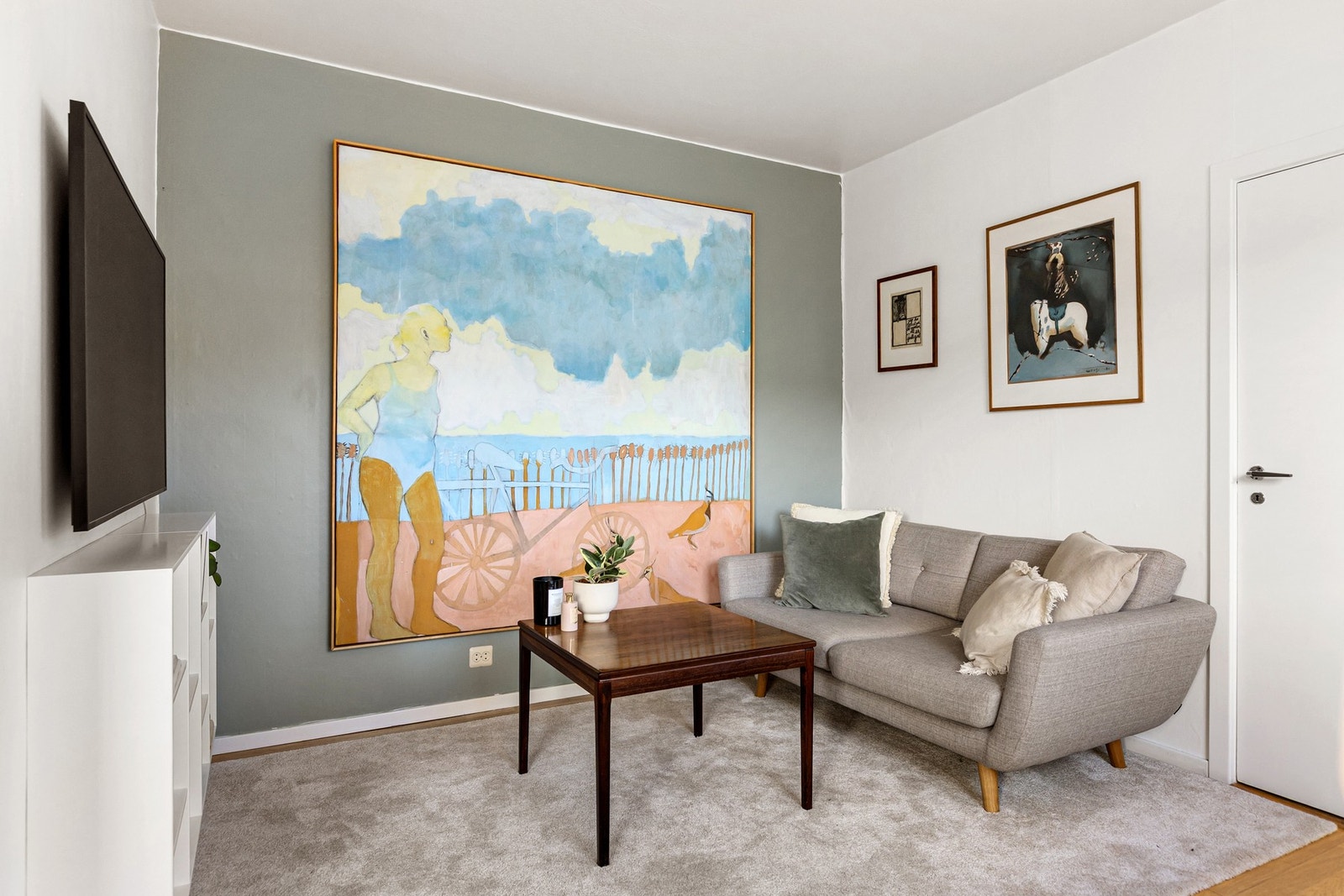 God plass til sofagruppe samt tilhørende møblement. Galleribilde