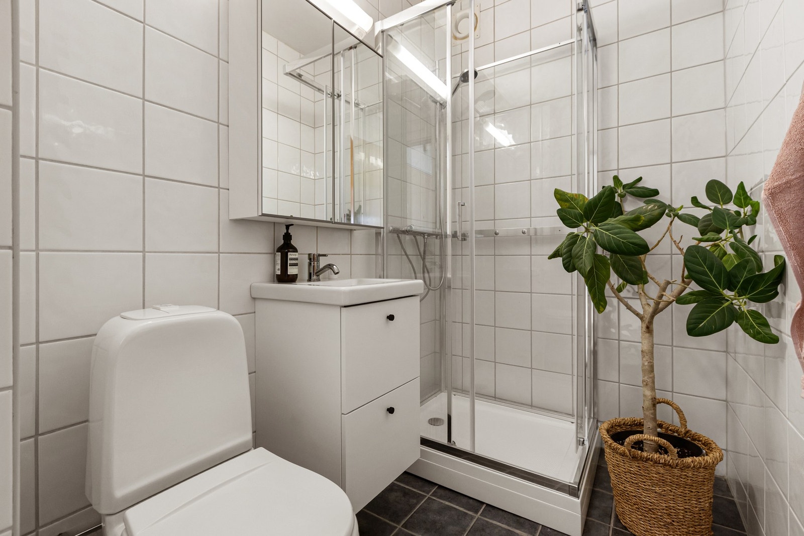 Heldekkende flislagt baderom med varmekabler i gulv - for ekstra komfort. Galleribilde