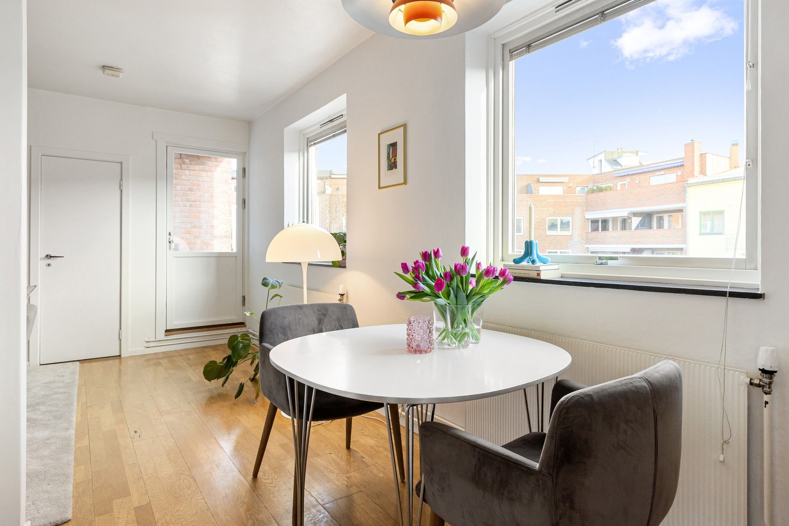 Det er også avsatt en naturlig spiseplass i stuen, med plass til spisebord - perfekt for både hverdagsmiddager og hyggelige sammenkomster Galleribilde