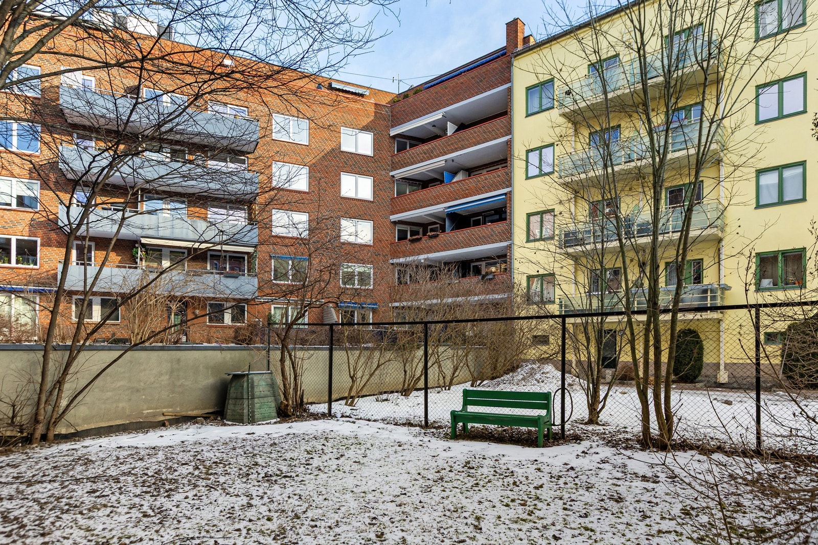 Borettslaget har en opparbeidet og grønn bakgård med sittegrupper - et hyggelig fellesområde for avslapning og sosiale sammenkomster. Galleribilde