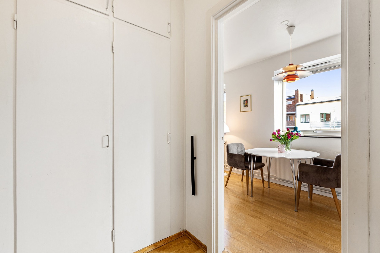 Entréen byr på god plass til oppbevaring av yttertøy og sko i et plassbygget garderobeskap. Galleribilde