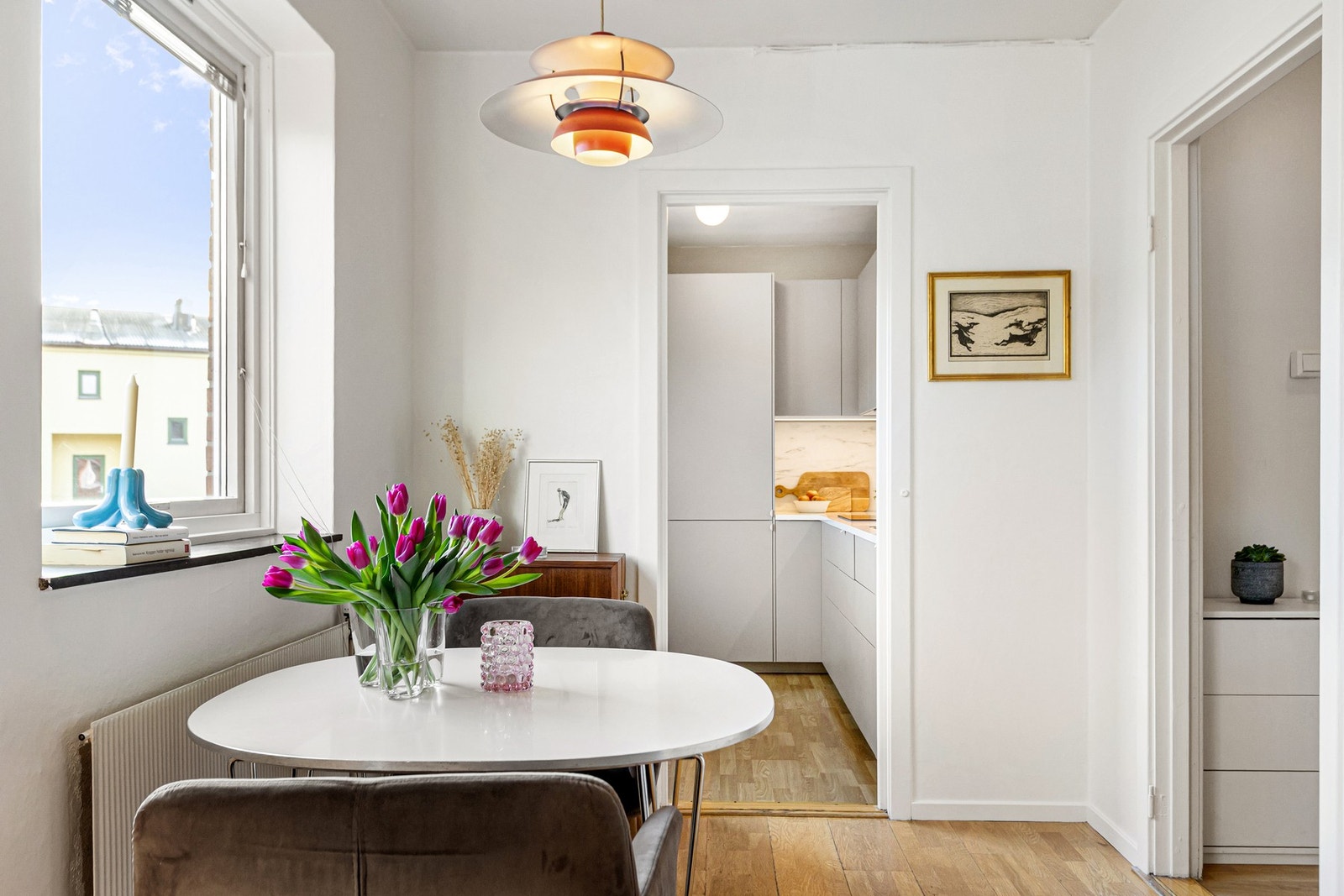 Leiligheten har et separat kjøkken som bidrar til en tydelig og funksjonell soneinndeling i boligen Galleribilde