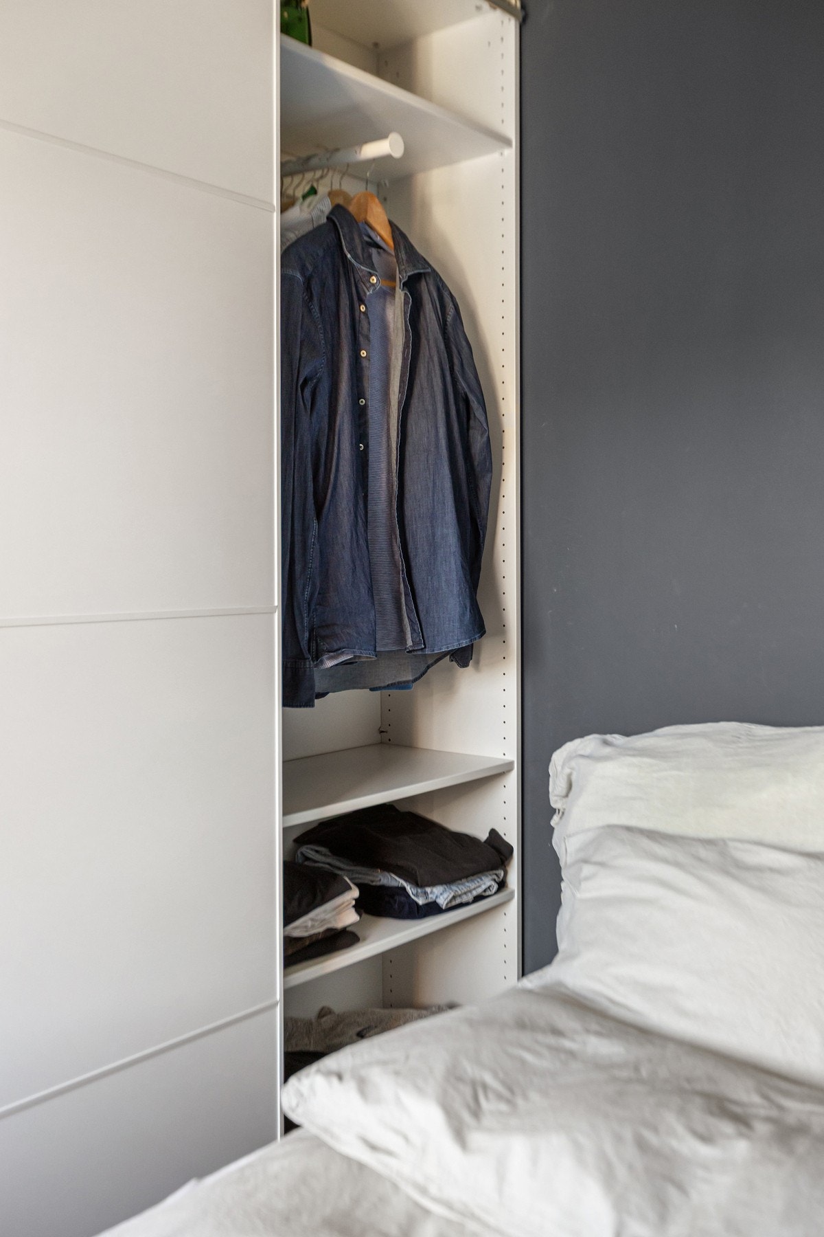 Soverommet har også gode oppbevaringsmuligheter med praktisk skyvedørsgarderobe. Galleribilde