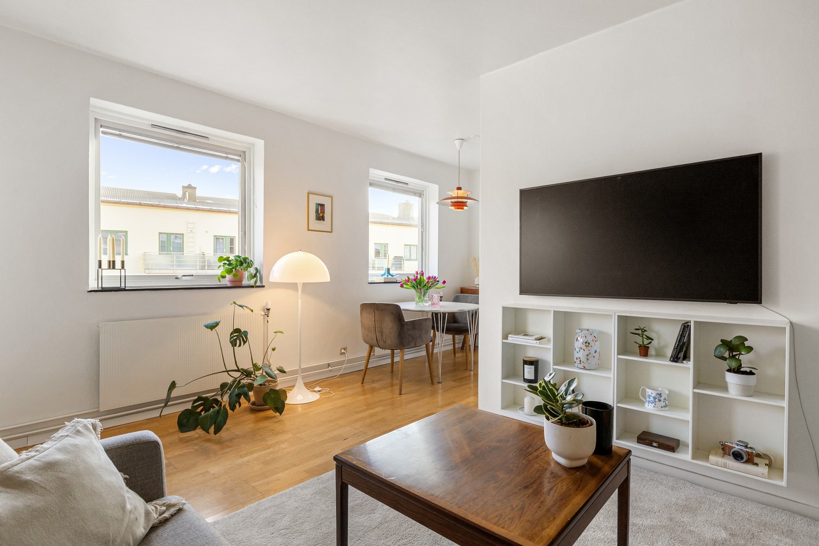 Store vindusflater sørger for rikelig med naturlig lysinnslipp, og de lyse fargevalgene gir rommet et rent, luftig og innbydende uttrykk. Galleribilde