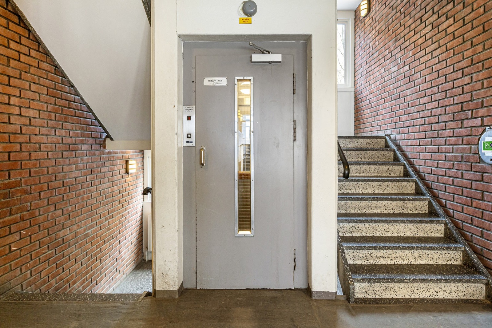 Bygget er utstyrt med heis, noe som gir enkel og komfortabel adkomst til leiligheten. Galleribilde