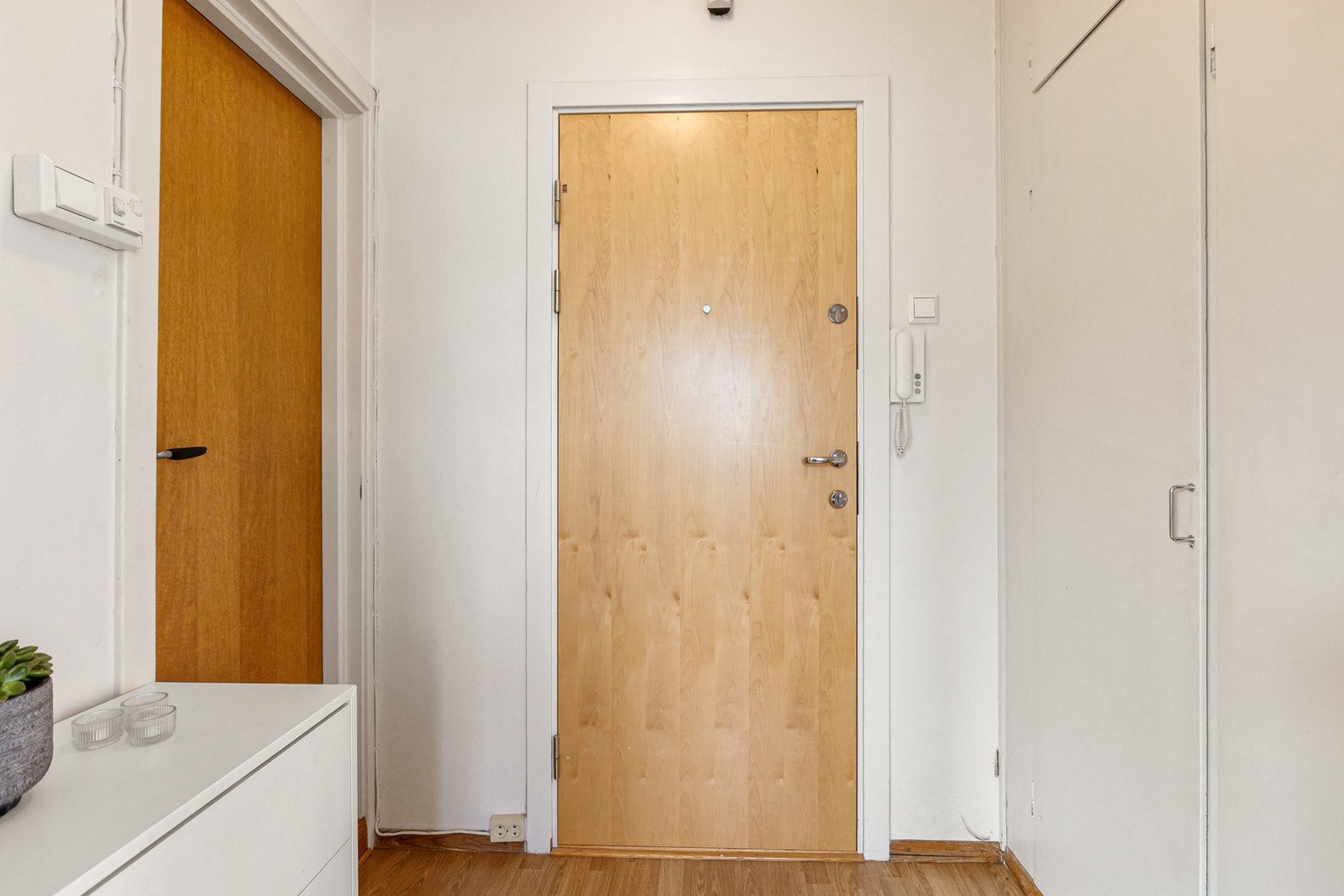 Du ønskes velkommen via et hyggelig inngangsparti, med dørcallinganlegg som sørger for enkel og trygg adgangskontroll. Galleribilde