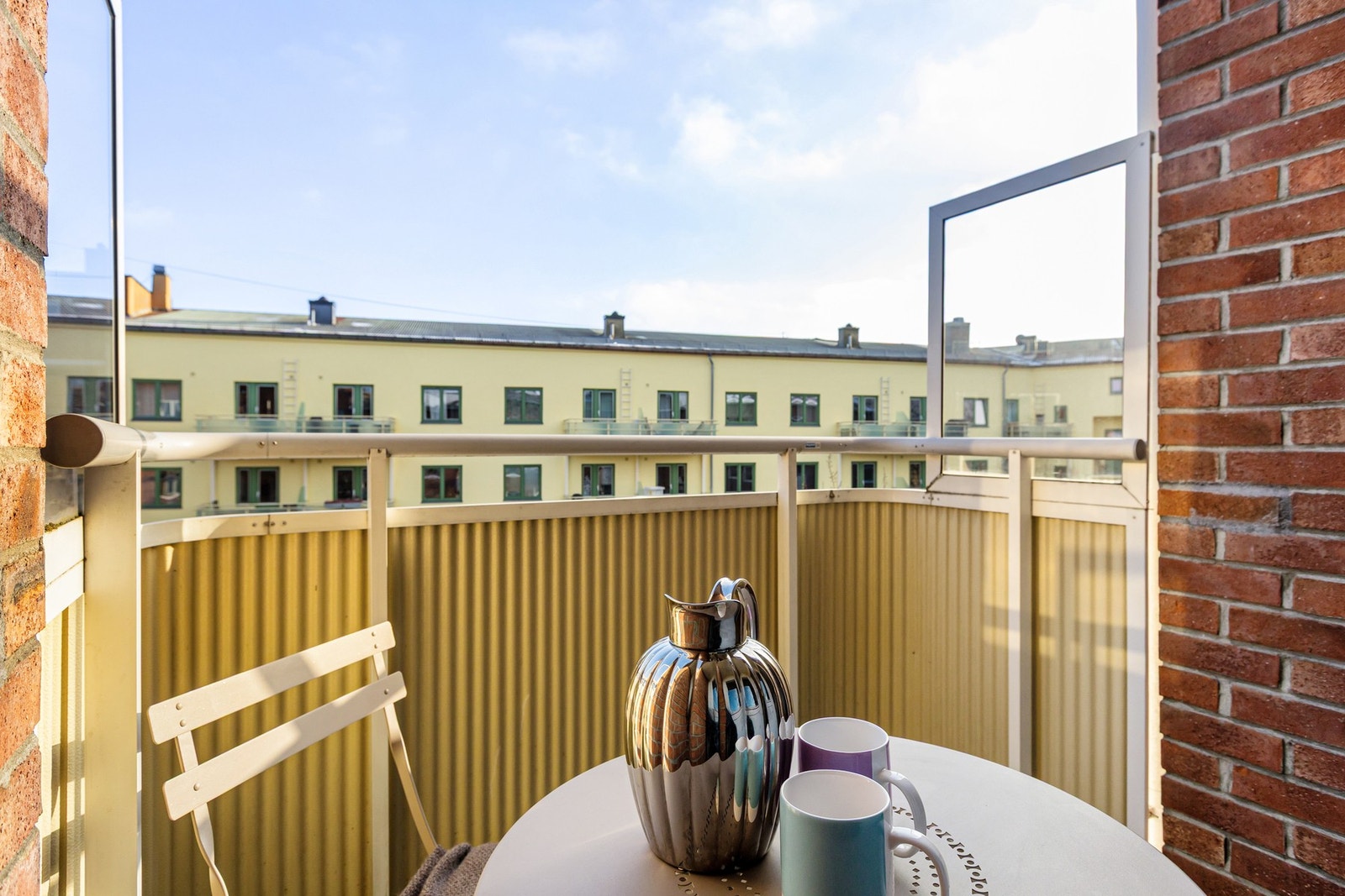 Velkommen til Laura Gundersens gate 3 - en særdeles attraktiv, lys og innbydende 2-roms leilighet med ettertraktet beliggenhet midt i hjertet av Bislett! Galleribilde