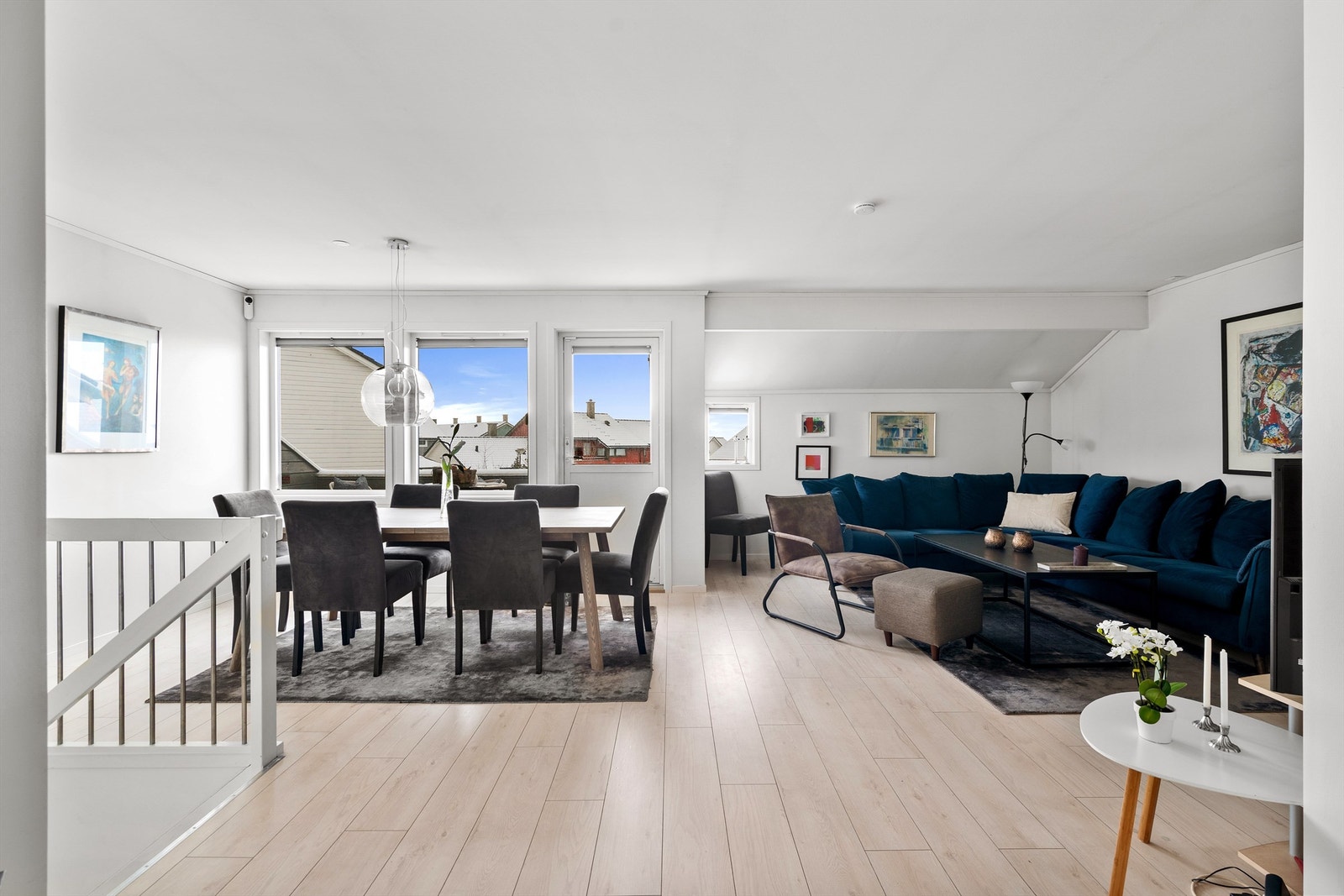 Det rommelige stuen har mange møbleringsalternativer Galleribilde