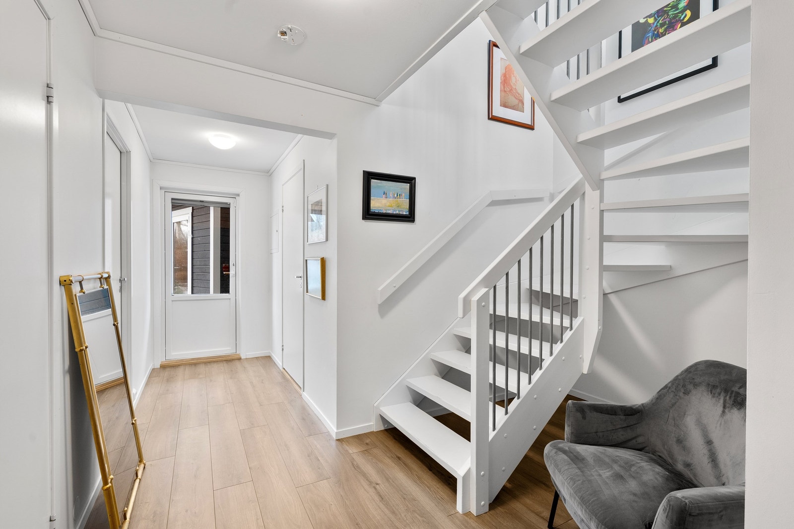 Det er direkte gjennomgang fra gangen til terrassen og hagestuen Galleribilde