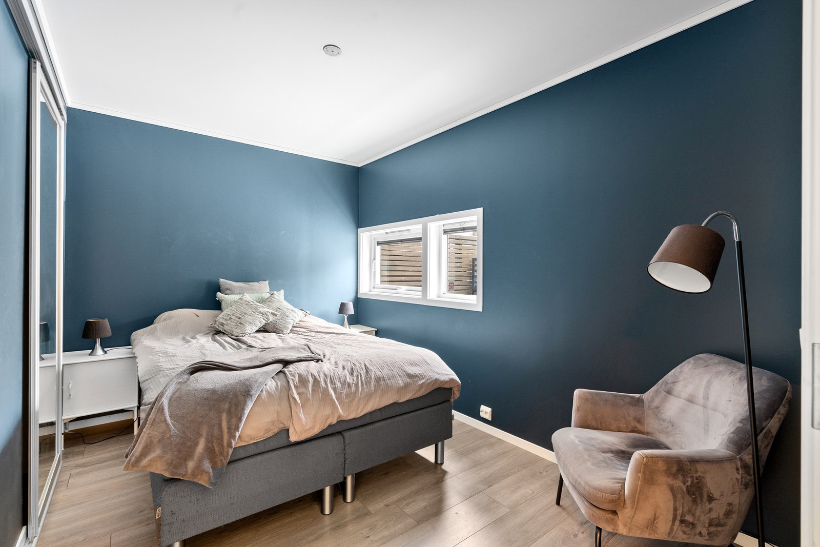 Soverom 1 i 1. etg - Bak glassskyvedøren er det et rommelig walk-in closet Galleribilde