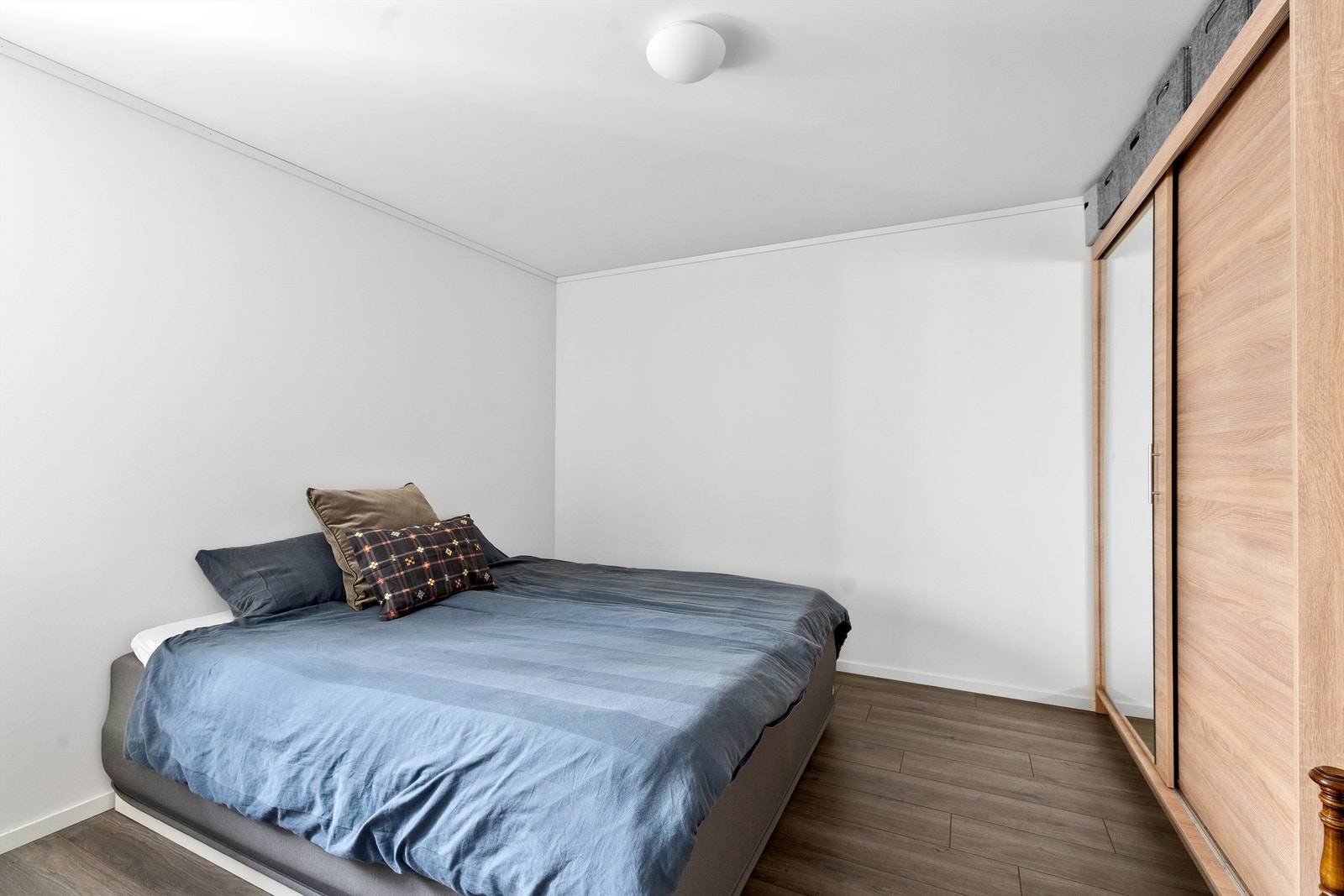 Soverom 2 har skyvedørsgarderobe Galleribilde