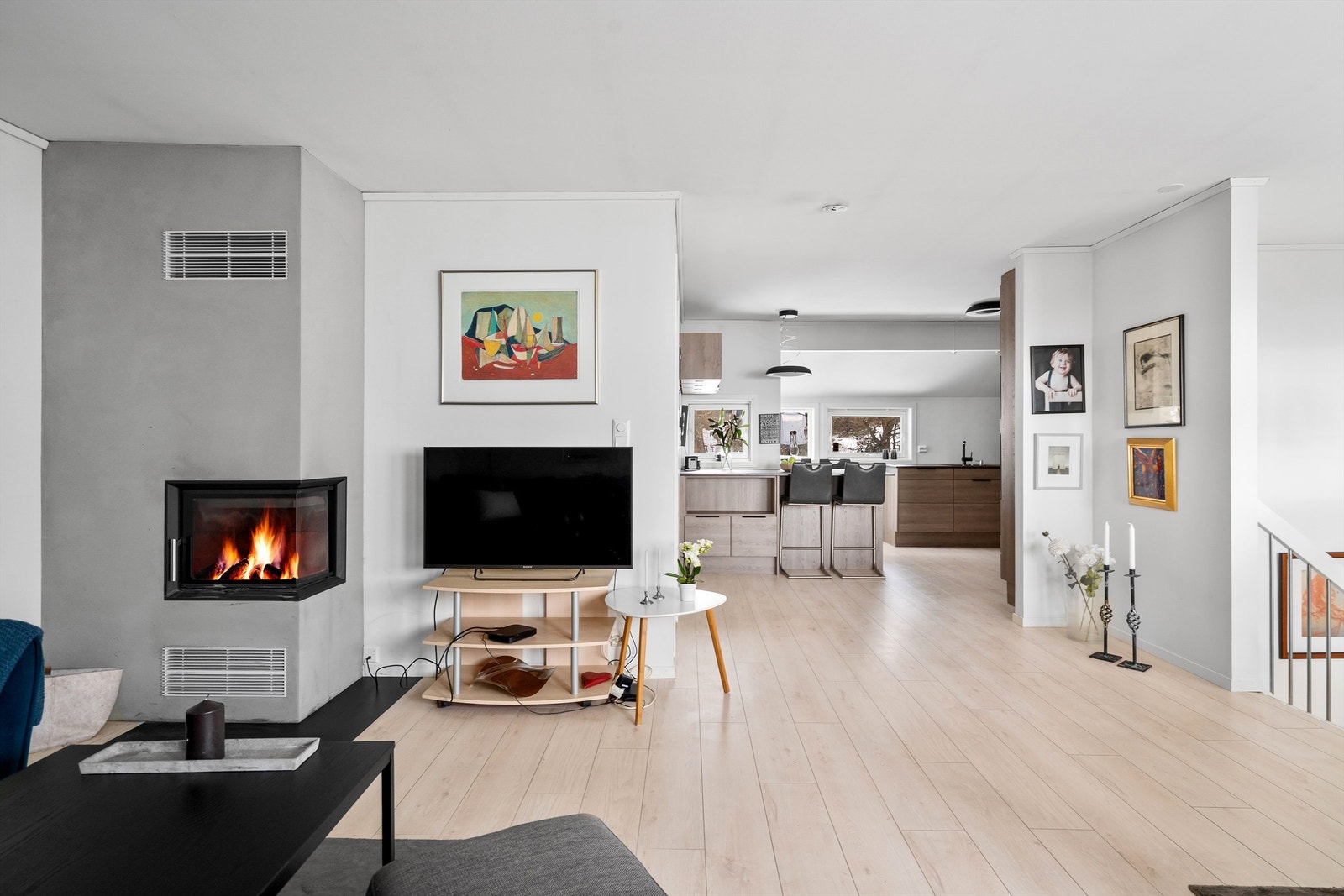 Stuen er åpen og lys med herlig peis Galleribilde