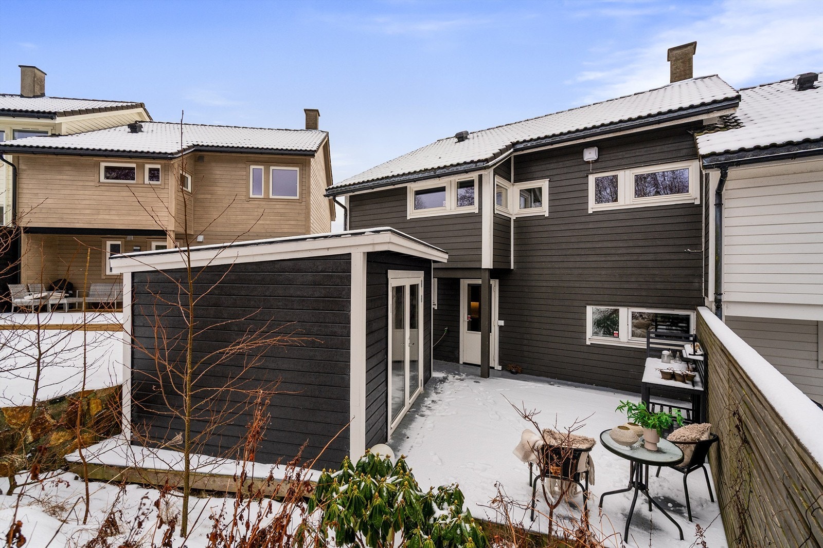 En herlig lun uteplass uten innsyn. Grenser til grønt friareal Galleribilde