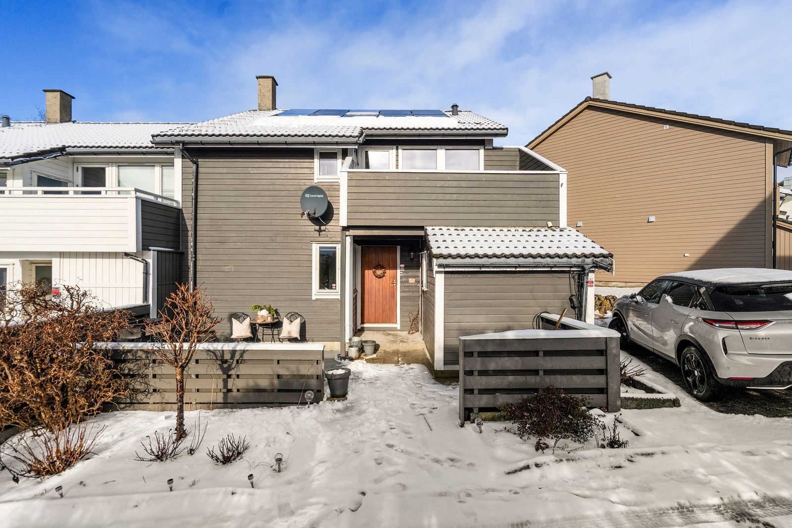 Det er ikke montert elbillader, men stikkontakt tilpasset ladekontakt av elektriker. Galleribilde