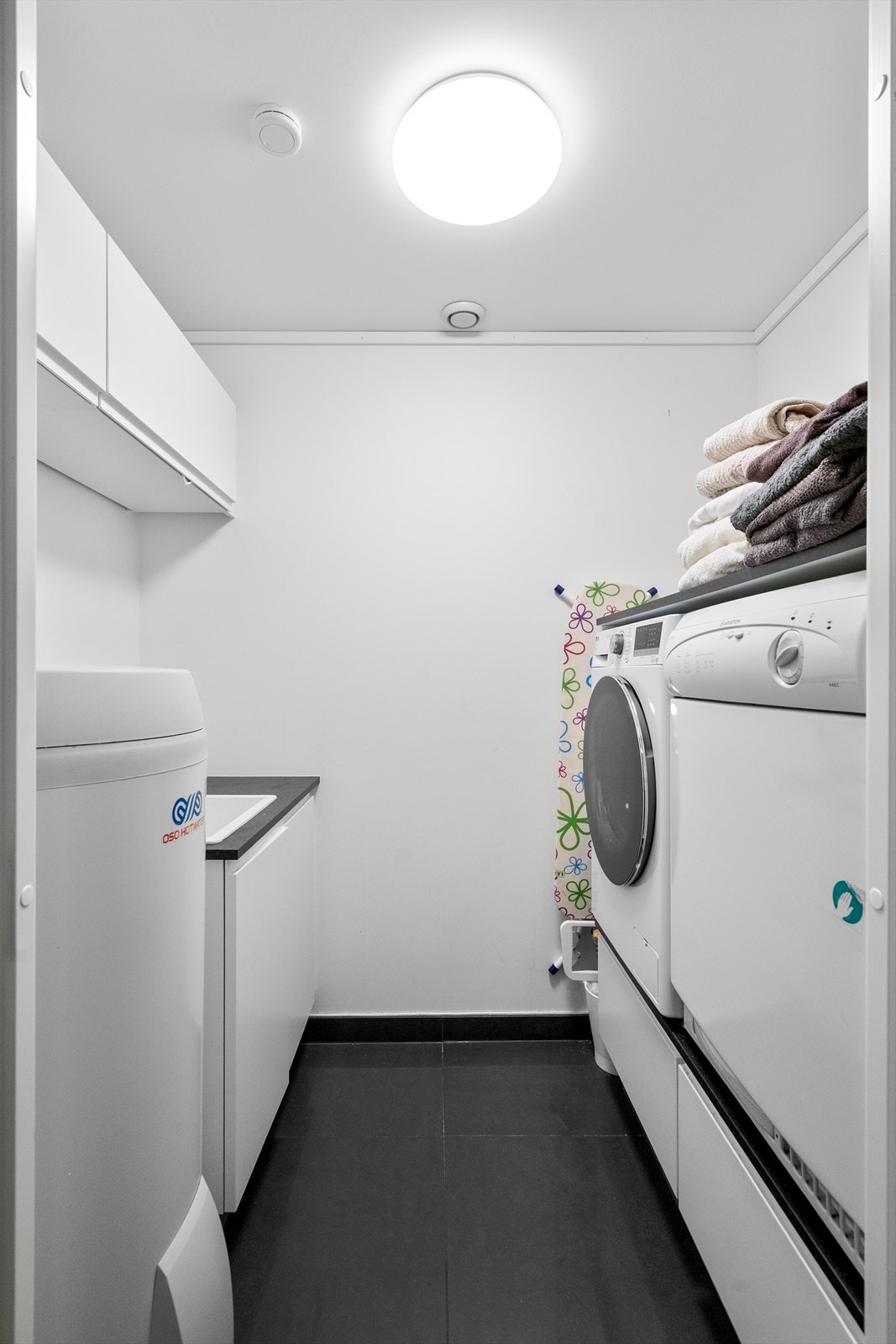 Praktisk vaskerom i 1. etasje hvor vaskemaskin og tørketrommel er plassert litt i høyden- ideelt! Galleribilde
