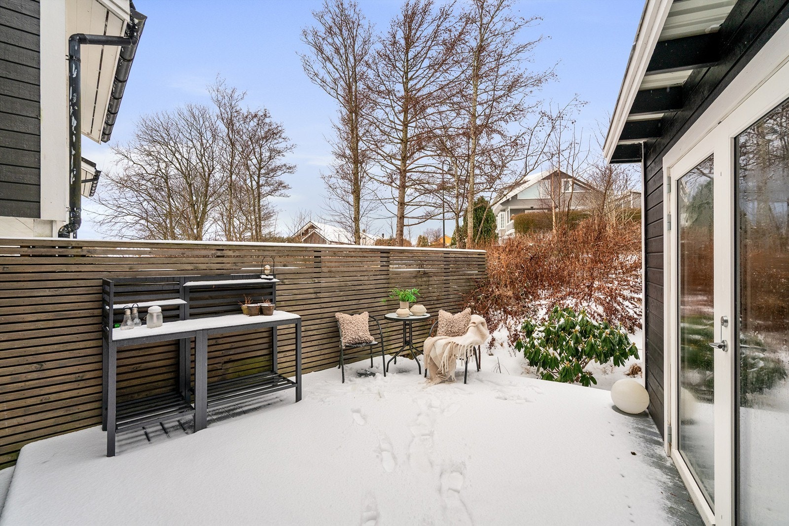 Koselig og usjenert bakhage som grenser til grønt friareal Galleribilde