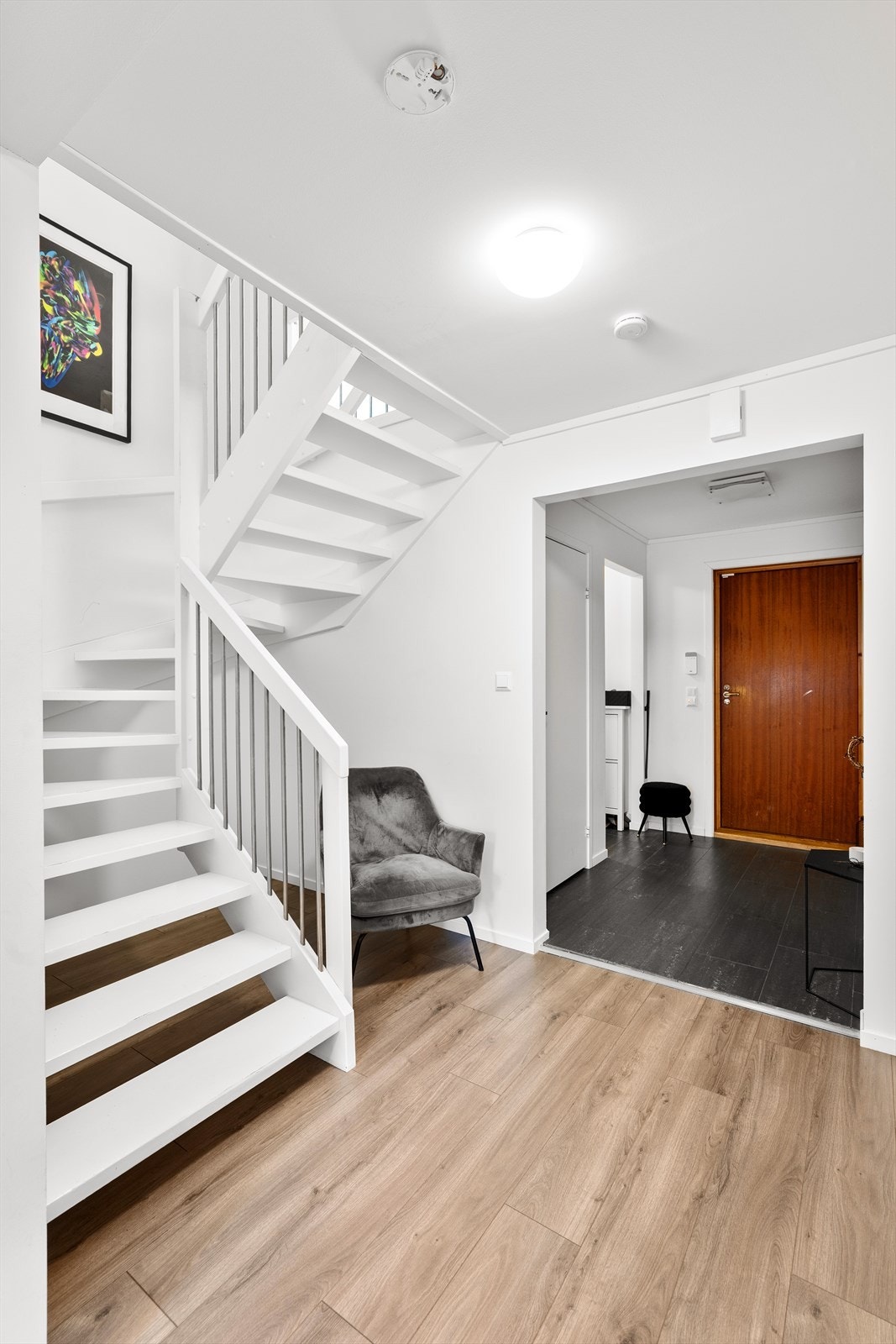 Inngangsparti med garderobenisje og gjestetoalett Galleribilde