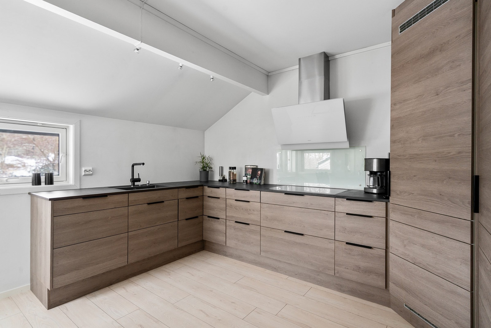 Kjøkkenet stod nytt i 2018 og har praktisk kjølehjørne Galleribilde