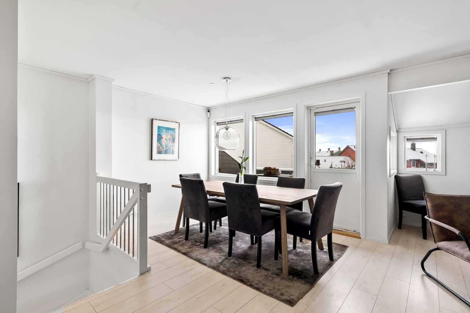 Ved spisestuen er det utgang til solrik ballkong Galleribilde