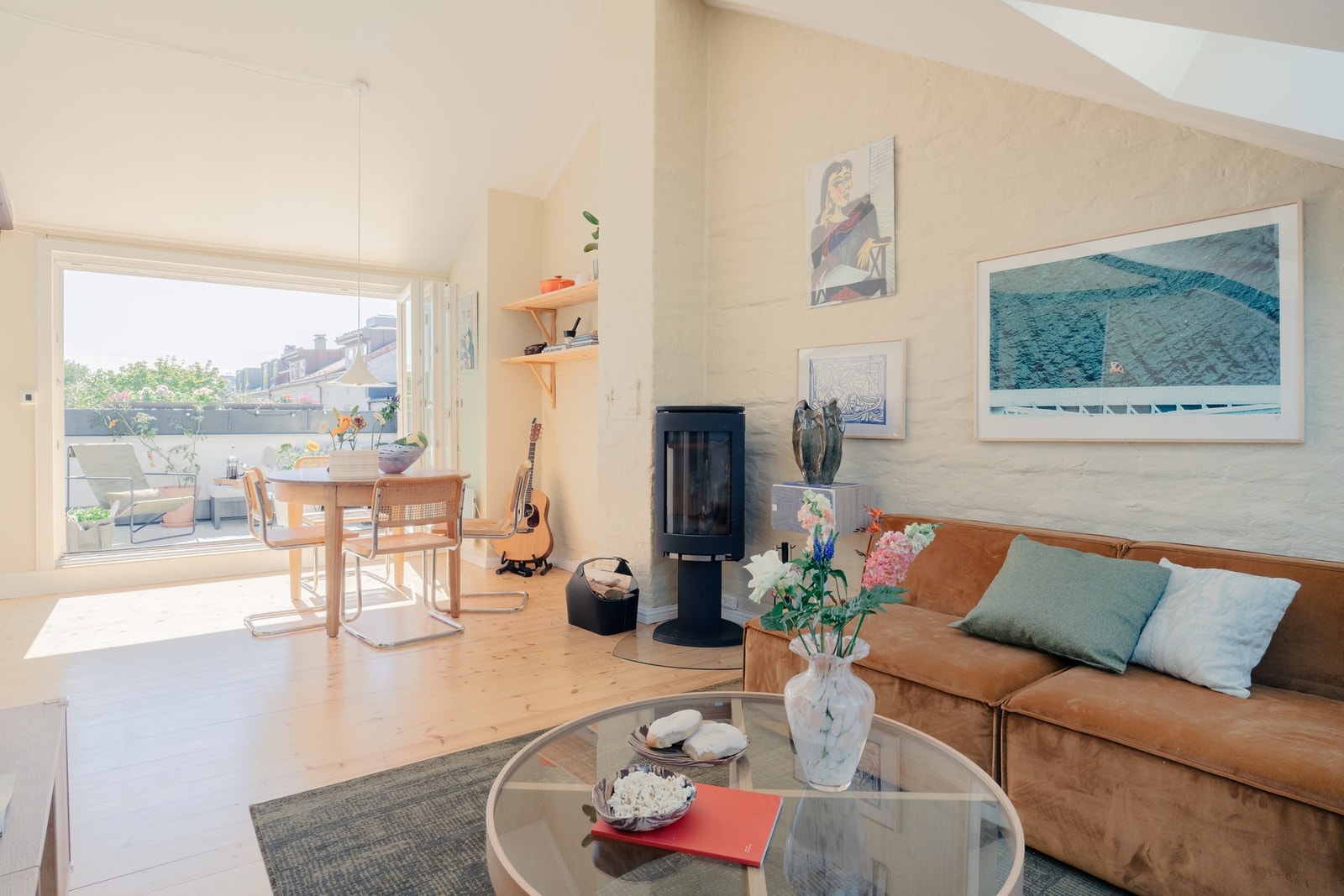 Stor og gjennomgående stue med generøs takhøyde opptil 3,64 meter, som gir en luftig og åpen romfølelse. Galleribilde