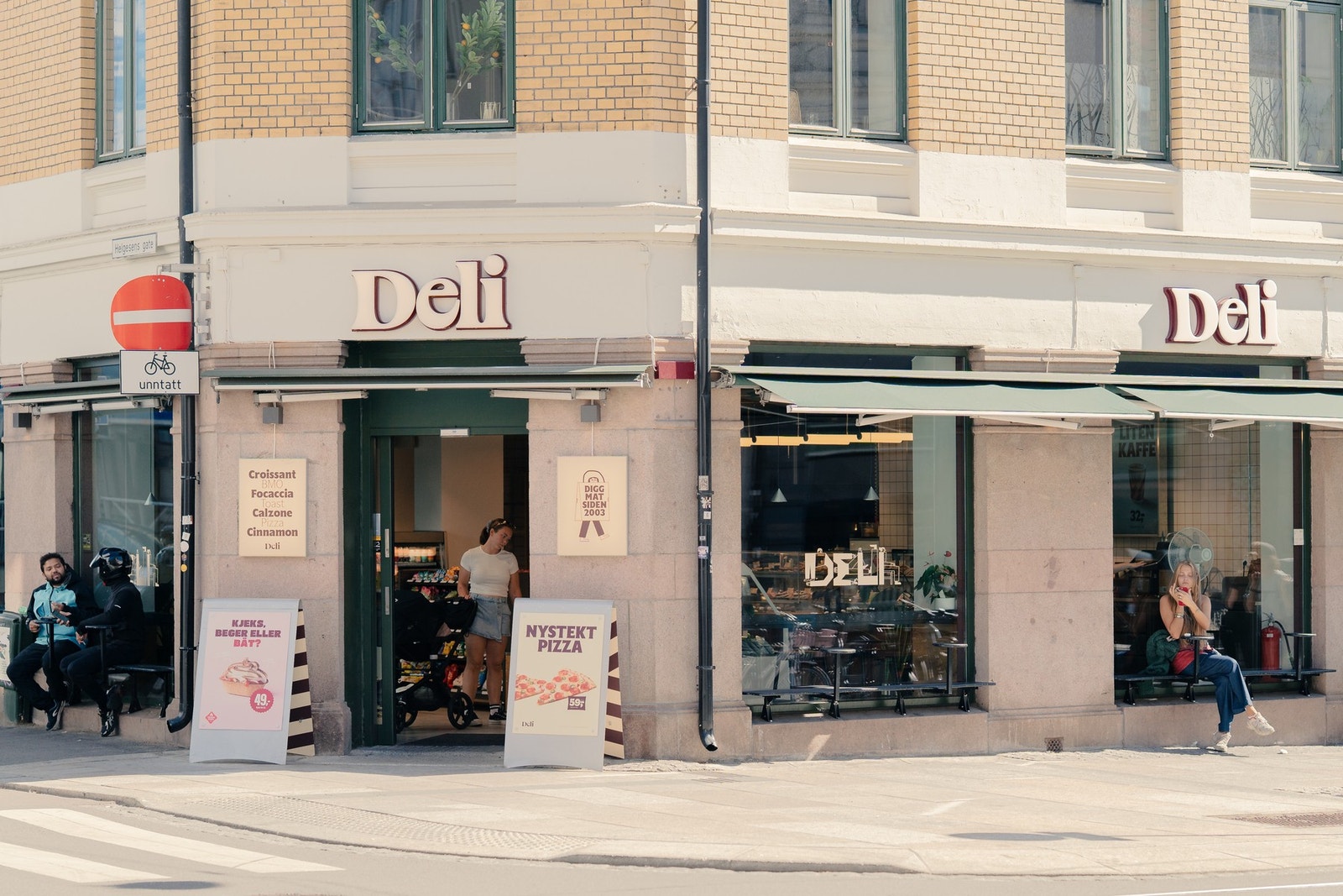 Boligen har en attraktiv og sentral beliggenhet med kort vei til det meste du trenger i hverdagen. Galleribilde