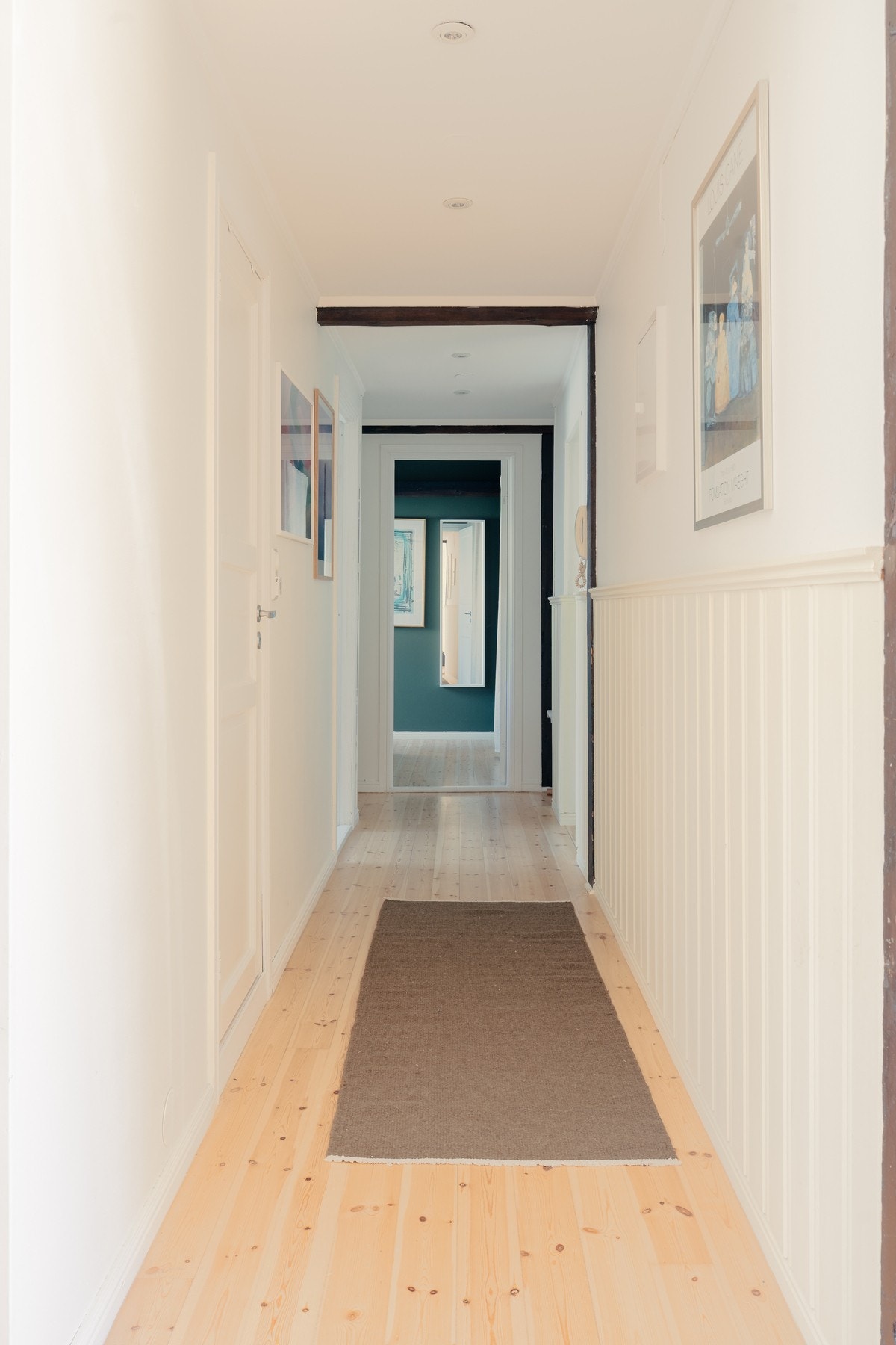 Lys og inviterende entré med naturlig adkomst til resten av leiligheten, og god plass til garderobeløsning. Galleribilde