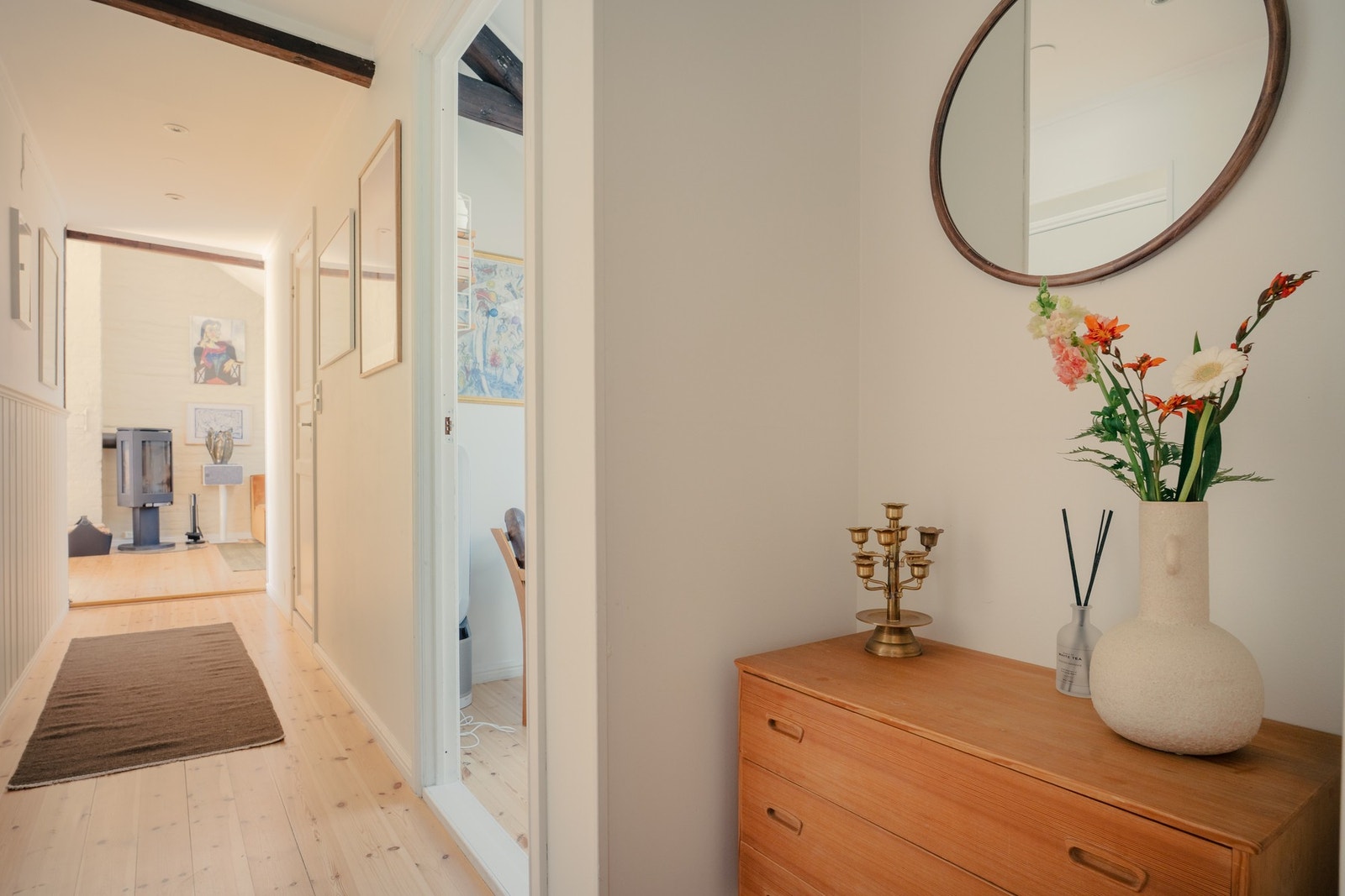 Planløsningen gir en effektiv og praktisk overgang mellom oppholdsrom og private soveområder Galleribilde