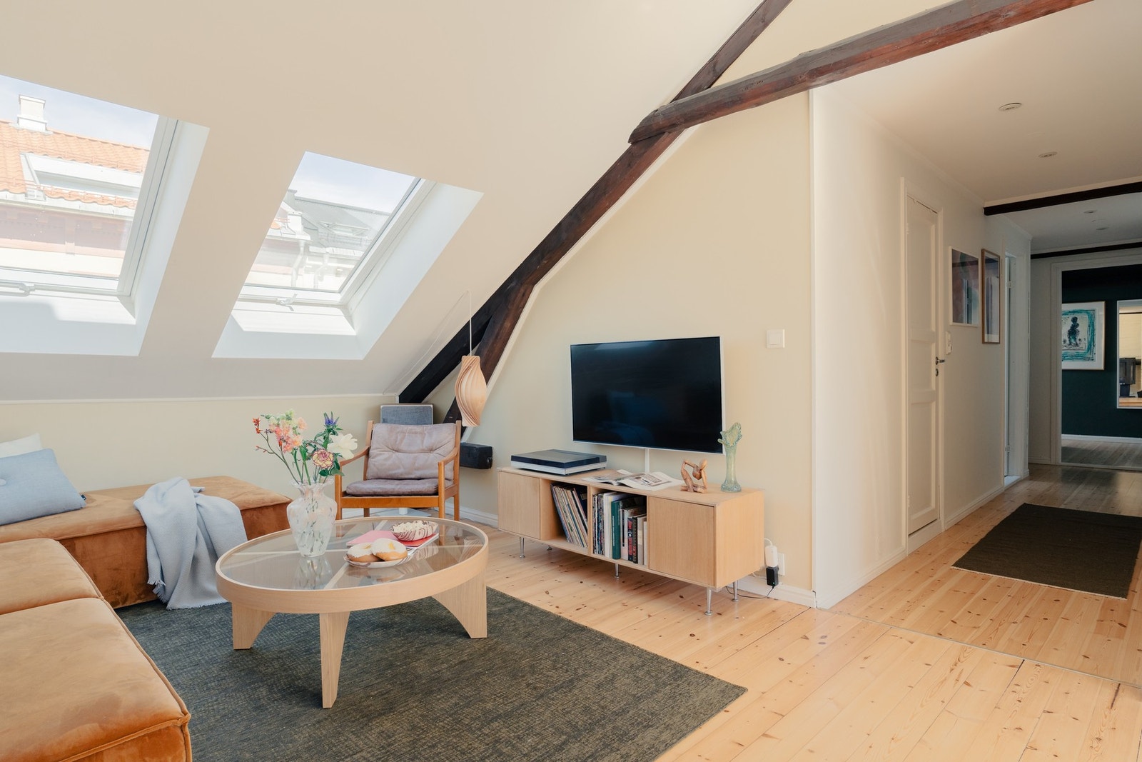 Leiligheten har flere sosiale soner og er perfekt for å invitere til middager. Galleribilde