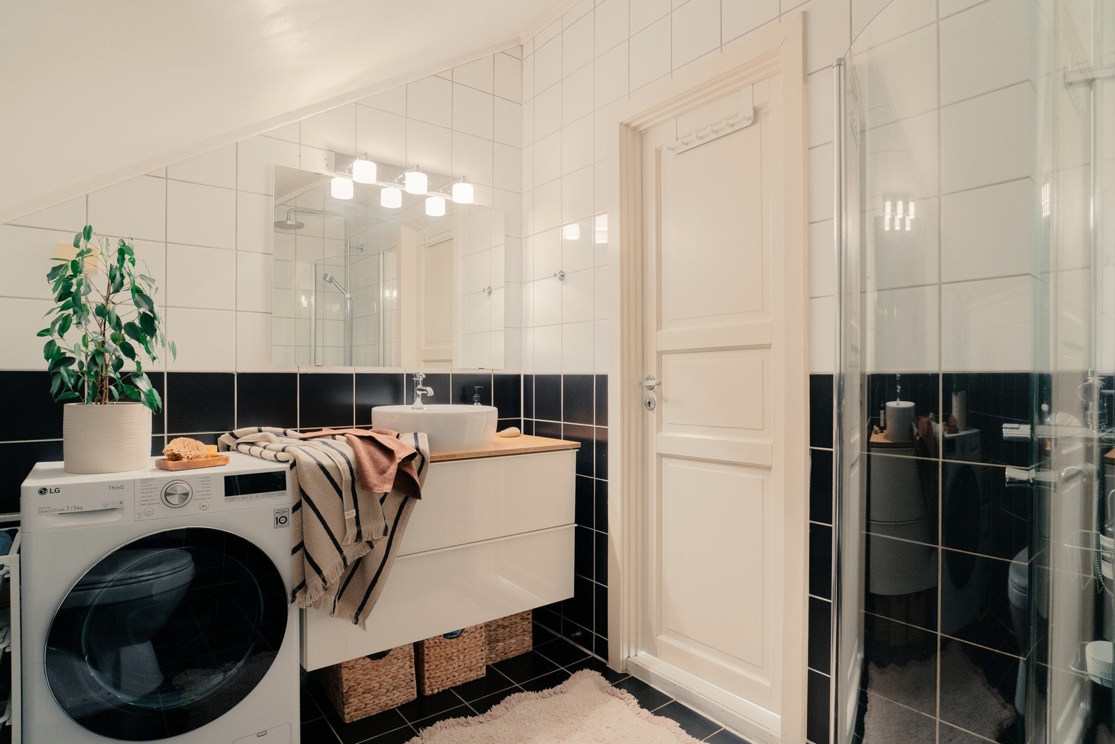 Badet er funksjonelt innredet med opplegg for vaskemaskin og dusj, og står i god standard i forhold til boligens øvrige uttrykk. Galleribilde