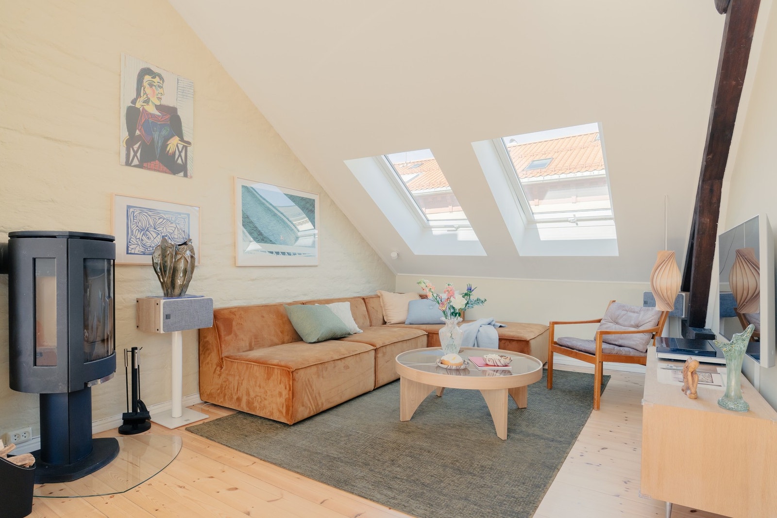 Lys og luftig stue med en herlig fargepalett på veggene. Enkelt å innrede etter eget ønske. Galleribilde