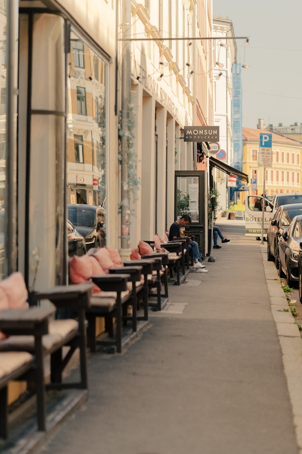 I nærområdet finner du et godt utvalg av dagligvarebutikker, serveringssteder, treningssentre og kollektivtransport. Galleribilde