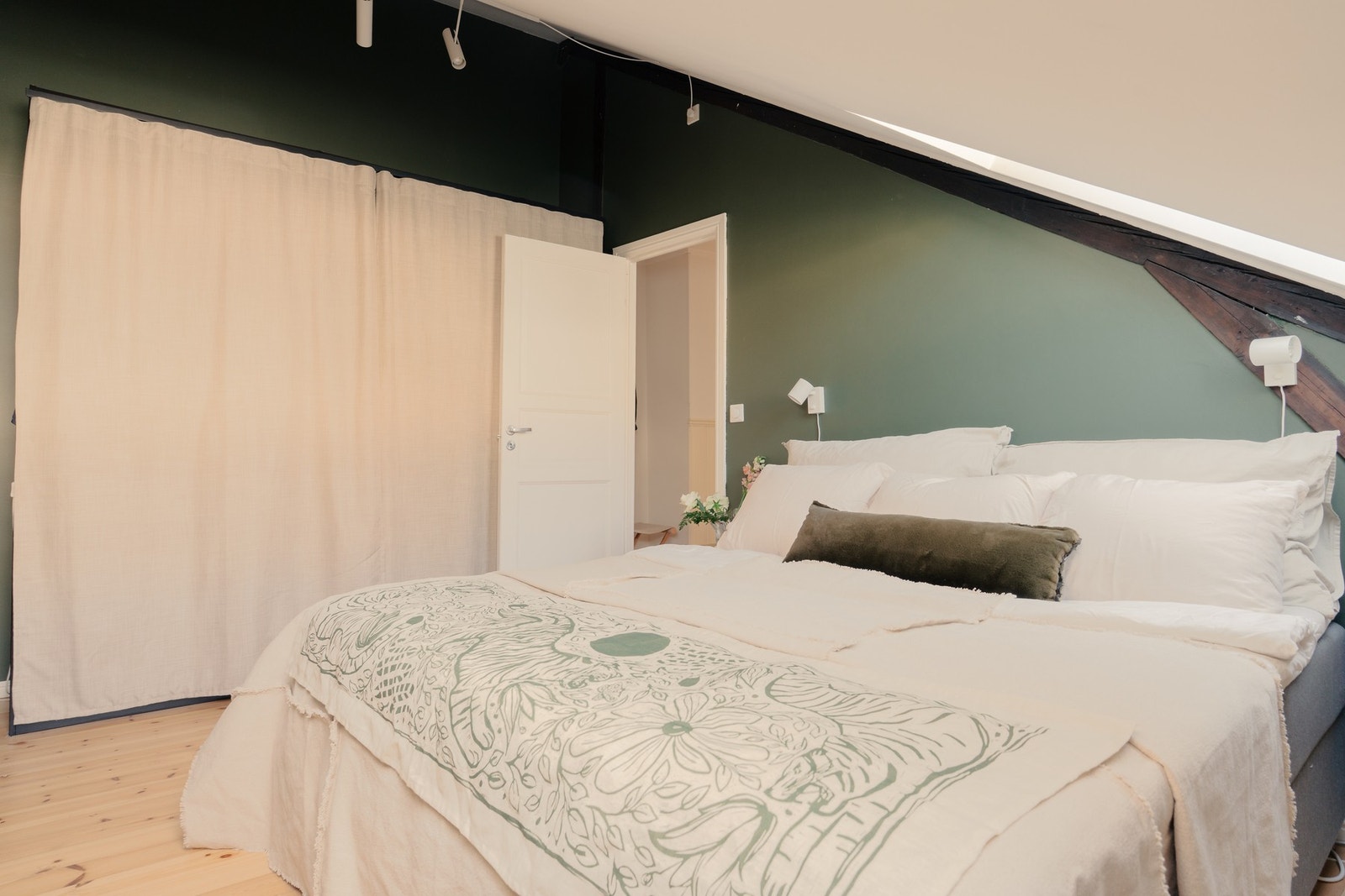 Leiligheten har to gode soverom med god plass til seng og garderobeløsning. Galleribilde