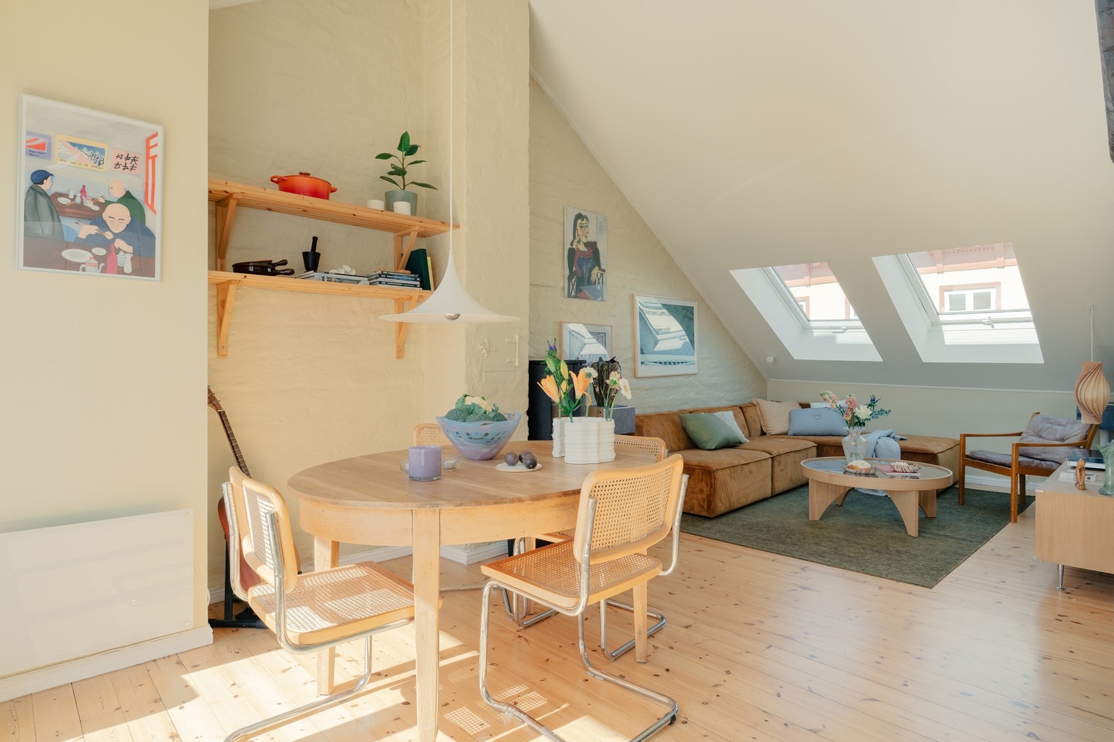 Stuen har flotte møbleringsmuligheter med plass til både romslig sofagruppe og spisebord for hyggelige sammenkomster. Galleribilde