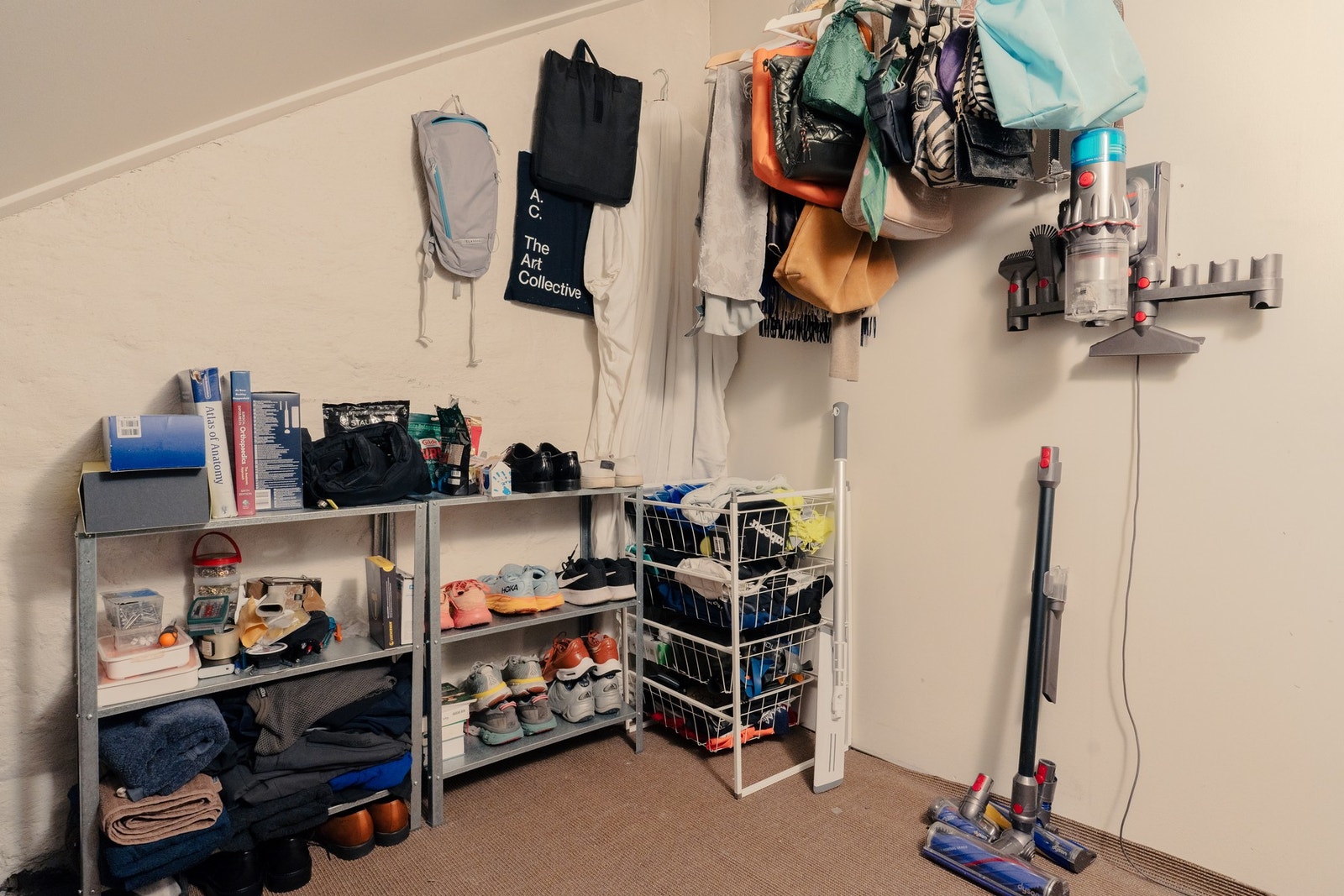 Leiligheten disponerer svært gode oppbevaringsmuligheter med intern bod i tilknytning til soverommet, i tillegg til kjellerbod. Galleribilde