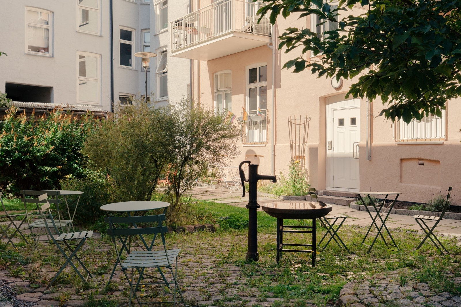 Borettslaget har en pent beplantet bakgård hvor det er satt opp utemøbler til fri bruk av beboerne. Galleribilde